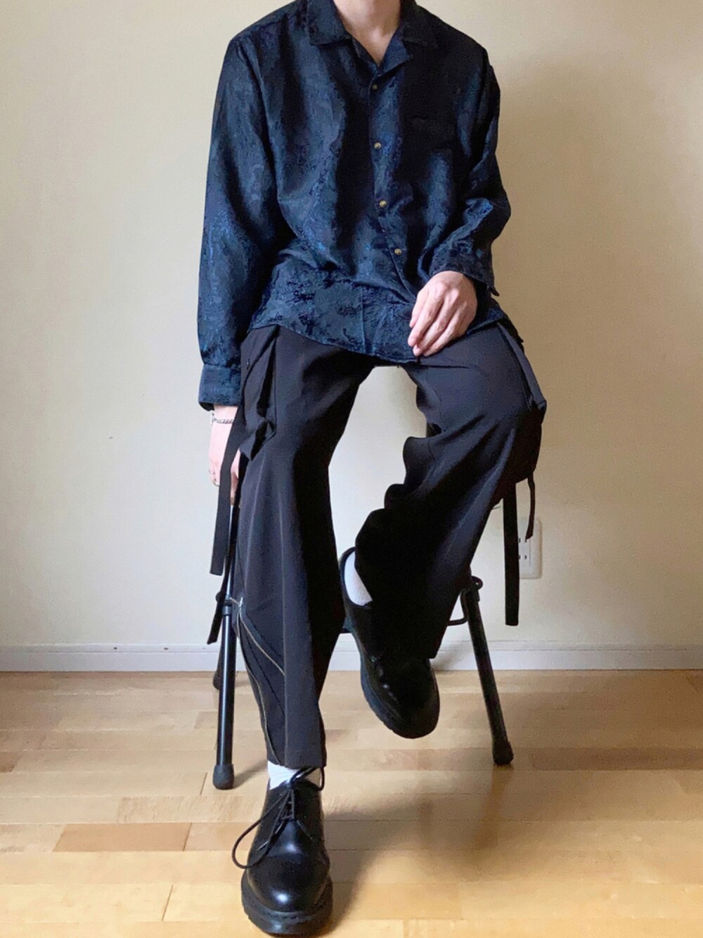 ブルー系のシャツ/ブラウス、ブラック系のカーゴパンツ、ブラック系のドレスシューズを着用したメンズの秋コーディネートの1枚目の写真