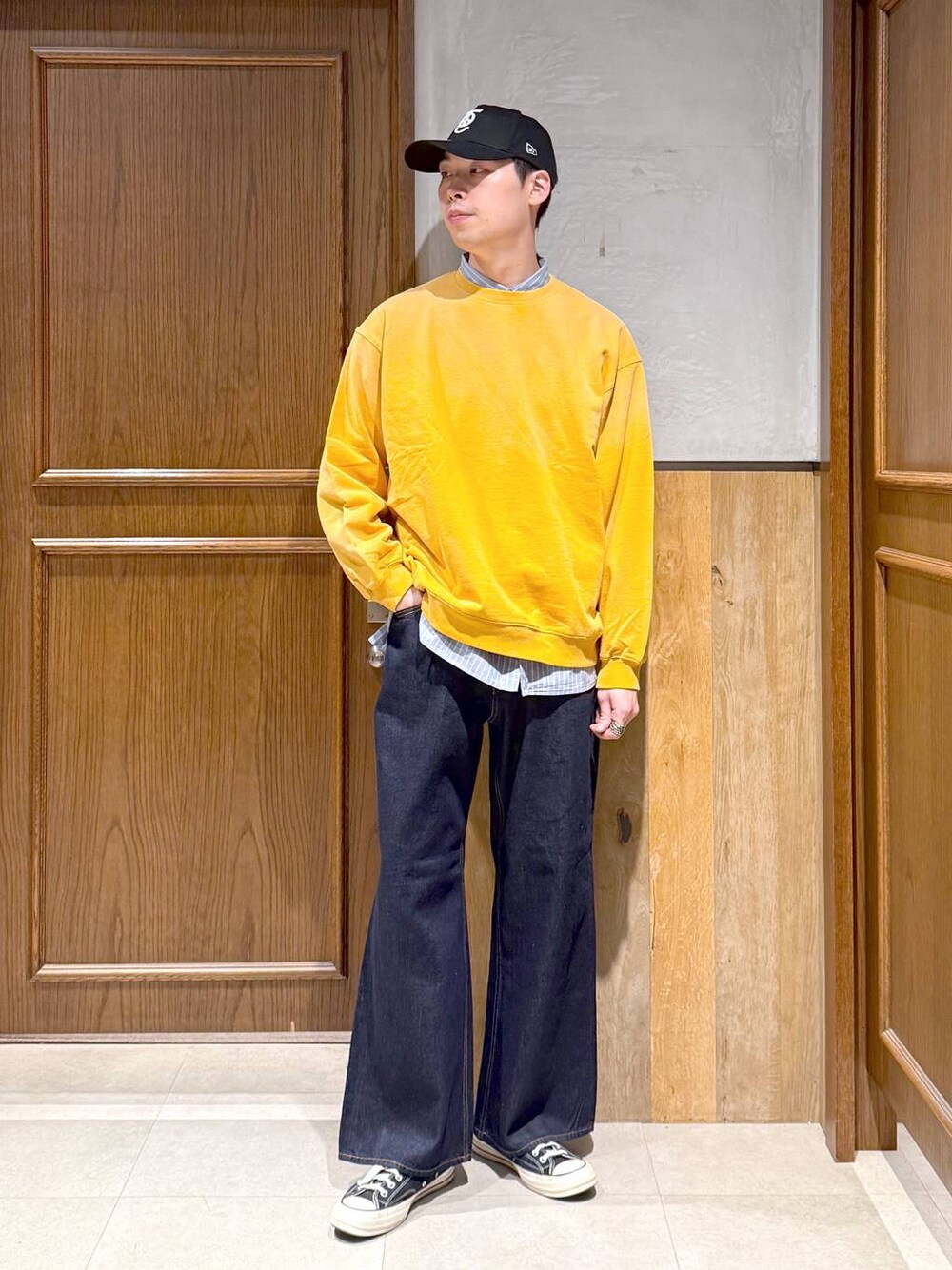 ブルー系のデニムパンツ、ブルー系のシャツ/ブラウス、イエロー系のスウェットを着用したメンズの秋コーディネートの1枚目の写真