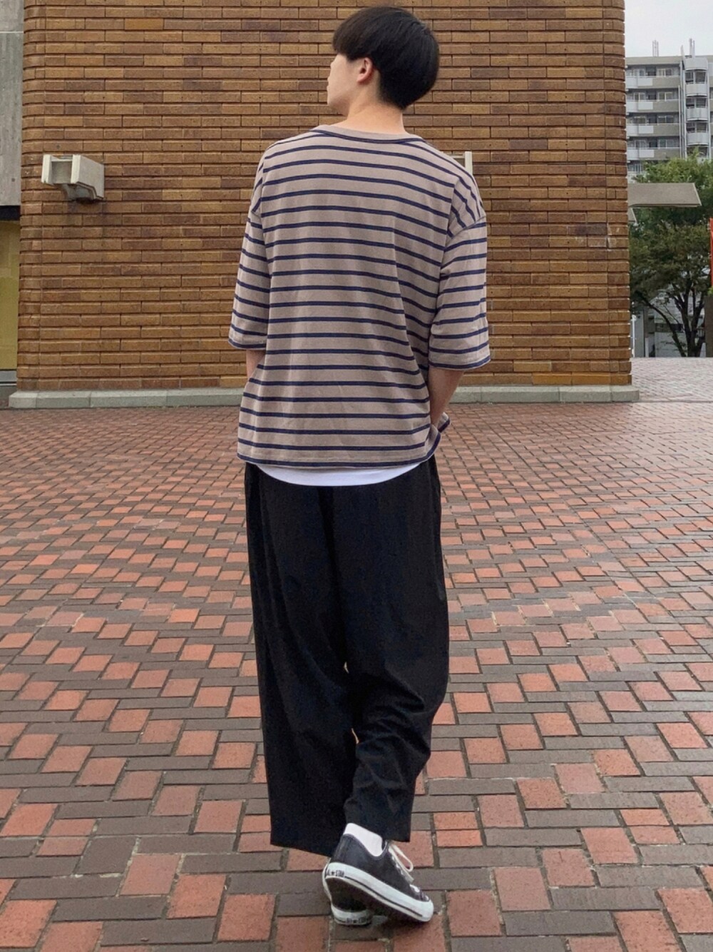 ベージュ系のTシャツ/カットソー、ブラック系のシャツ/ブラウス、ブラック系のスニーカーを着用したメンズの夏コーディネートの1枚目の写真