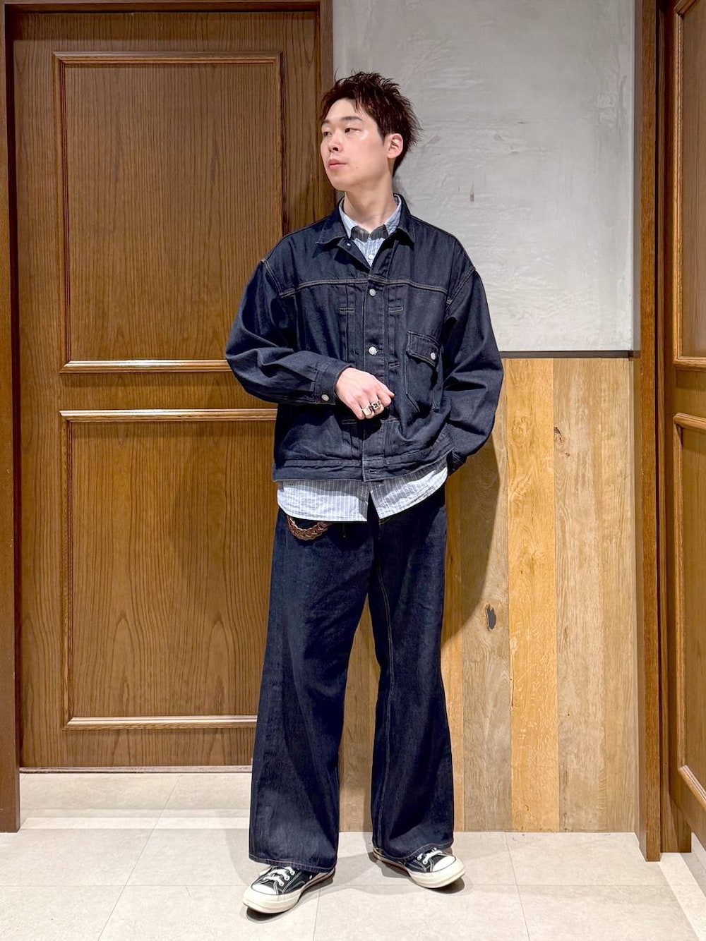 ブルー系のデニムパンツ、ブルー系のデニムジャケット、ブルー系のシャツ/ブラウスを着用したメンズの秋コーディネートの1枚目の写真