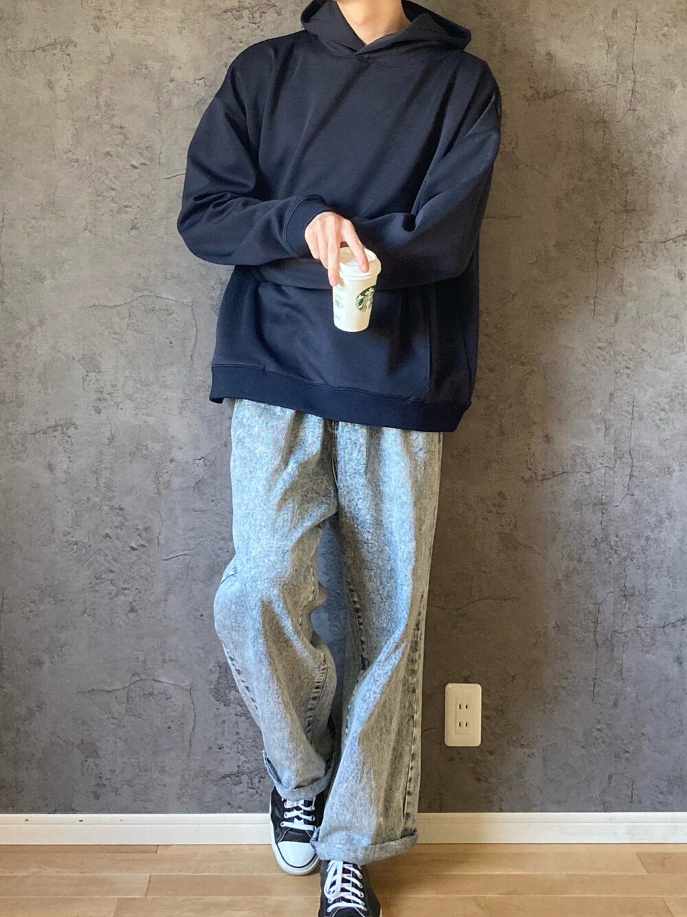 ブルー系のパーカー、ブルー系のデニムパンツ、その他のおもちゃを着用したメンズの秋コーディネートの1枚目の写真