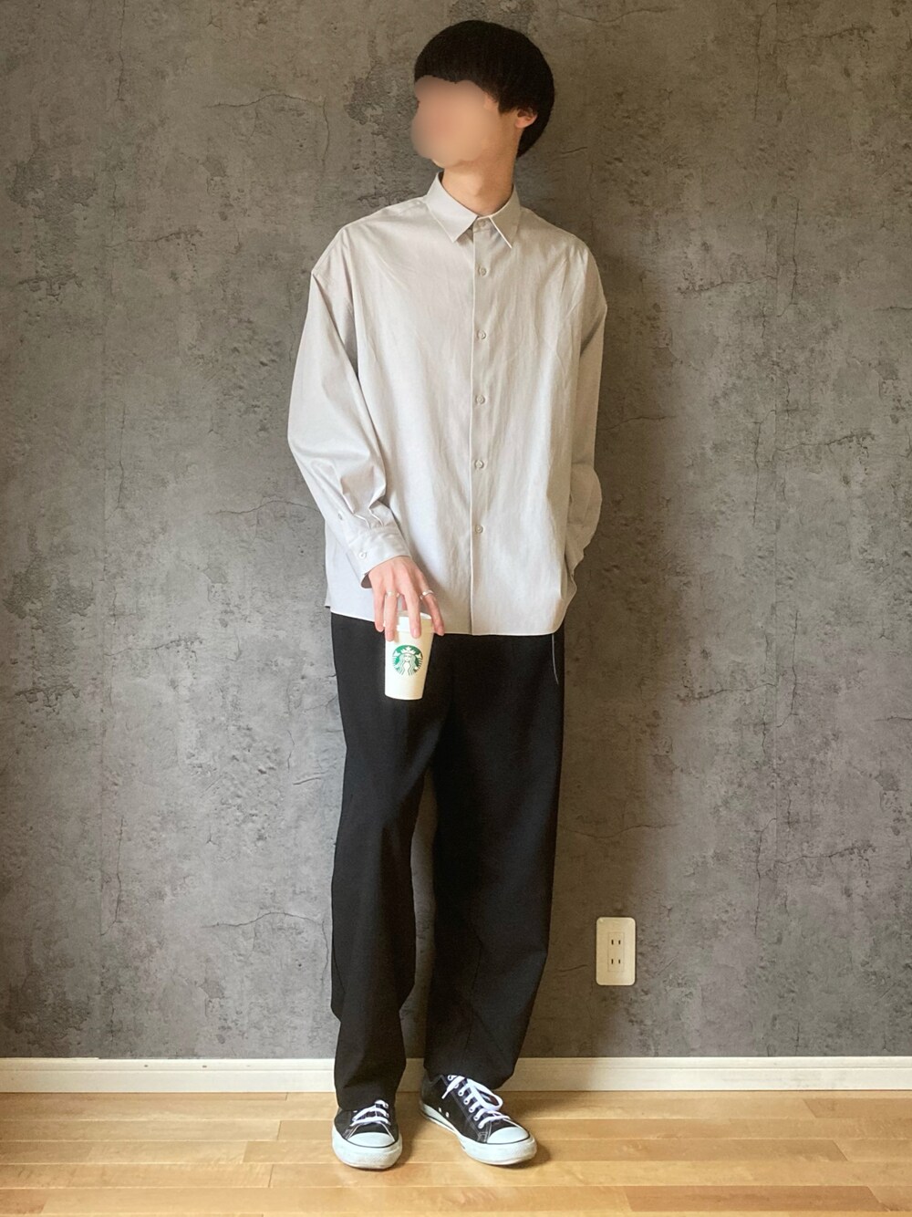 グレー系のシャツ/ブラウス、ブラック系のその他パンツ、ブラック系のスニーカーを着用したメンズの秋コーディネートの1枚目の写真