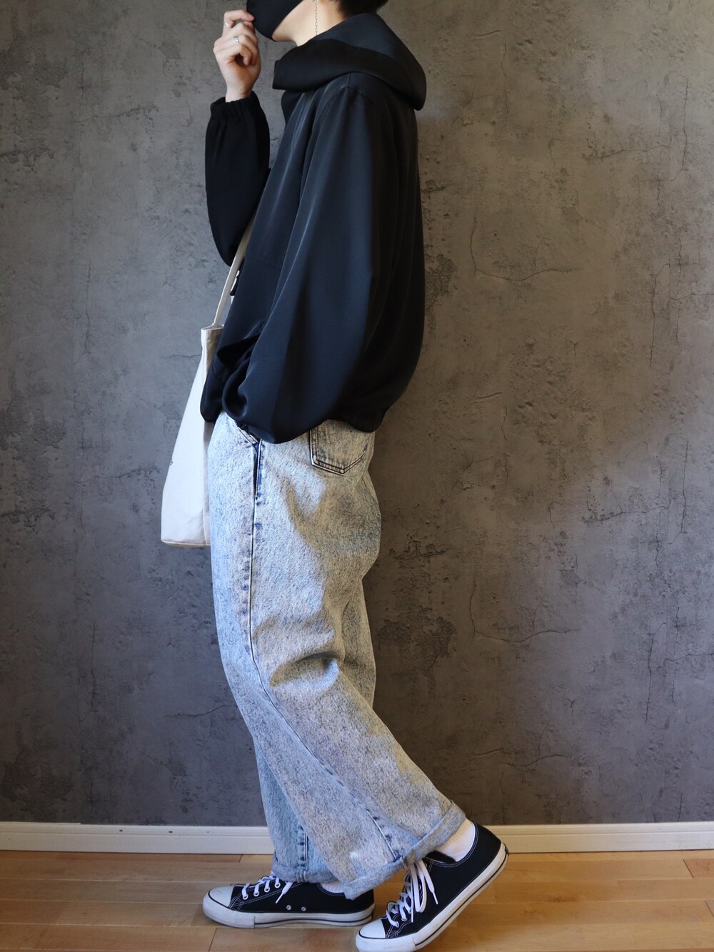 ブラック系のその他トップス、ブルー系のデニムパンツ、ホワイト系のTシャツ/カットソーを着用したメンズの冬コーディネートの1枚目の写真