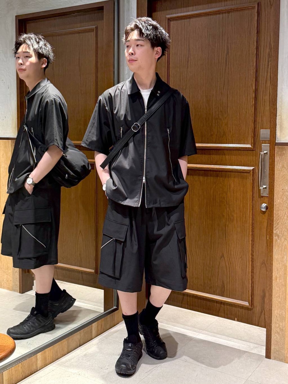 ブラック系のショルダーバッグ、ホワイト系のTシャツ/カットソー、ブラック系のシャツ/ブラウスを着用したメンズの春コーディネートの1枚目の写真
