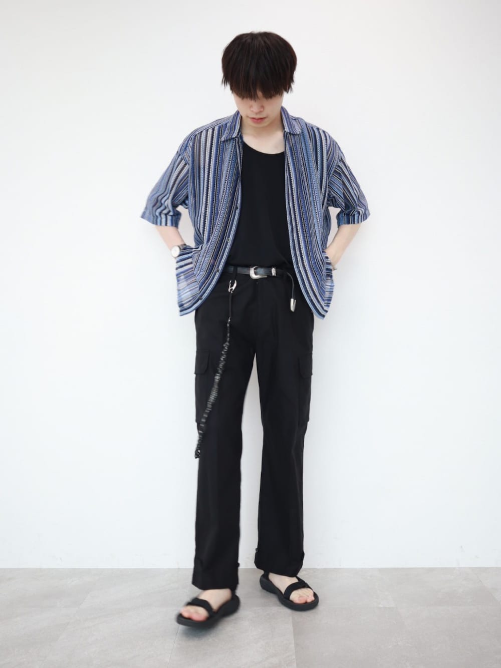 ブルー系のシャツ/ブラウス、ブラック系のカーゴパンツ、ブラック系のサンダルを着用したメンズの夏コーディネートの1枚目の写真