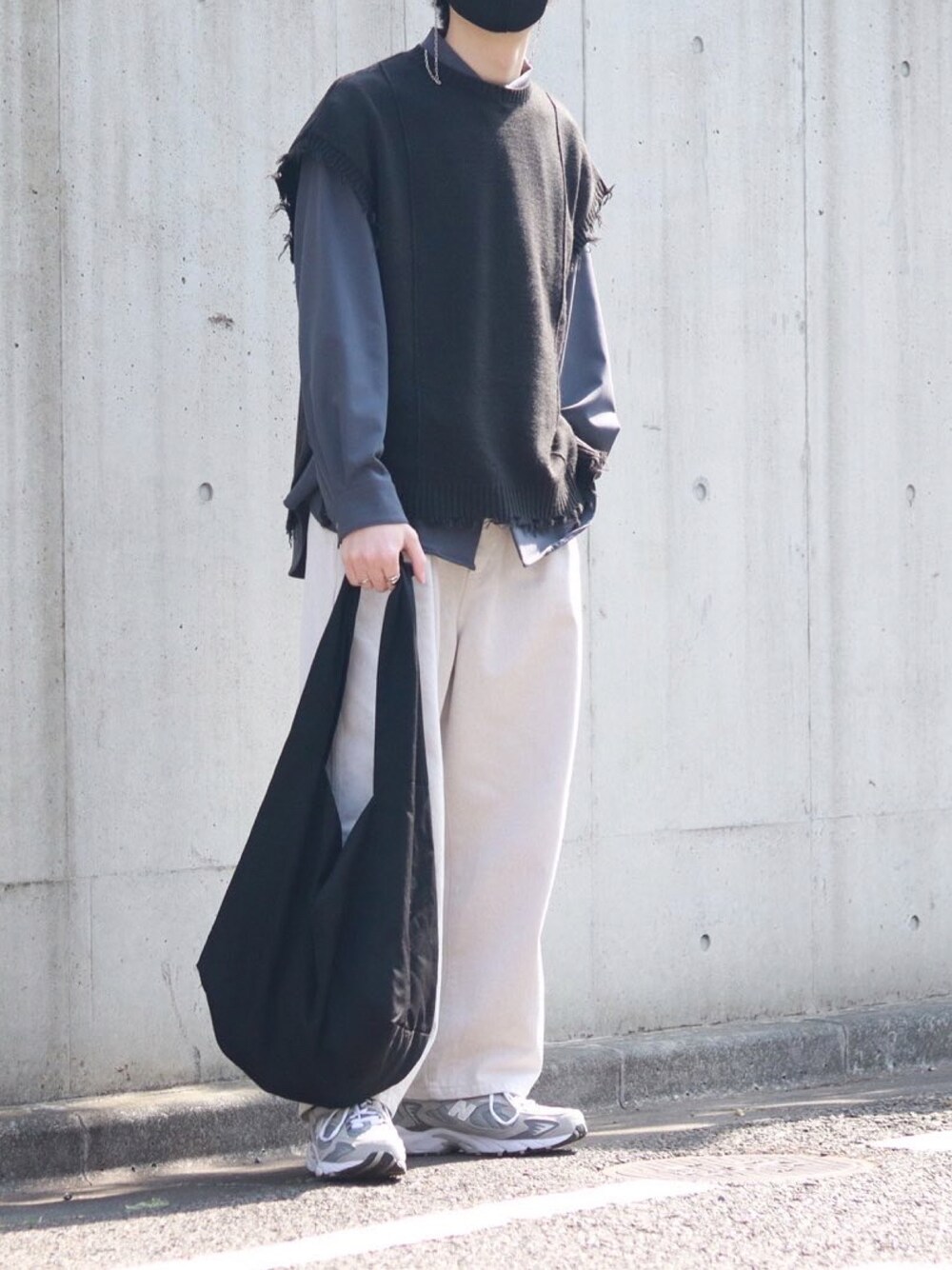 グレー系のベスト、ブルー系のシャツ/ブラウス、ホワイト系のスラックスを着用したメンズの春コーディネートの1枚目の写真