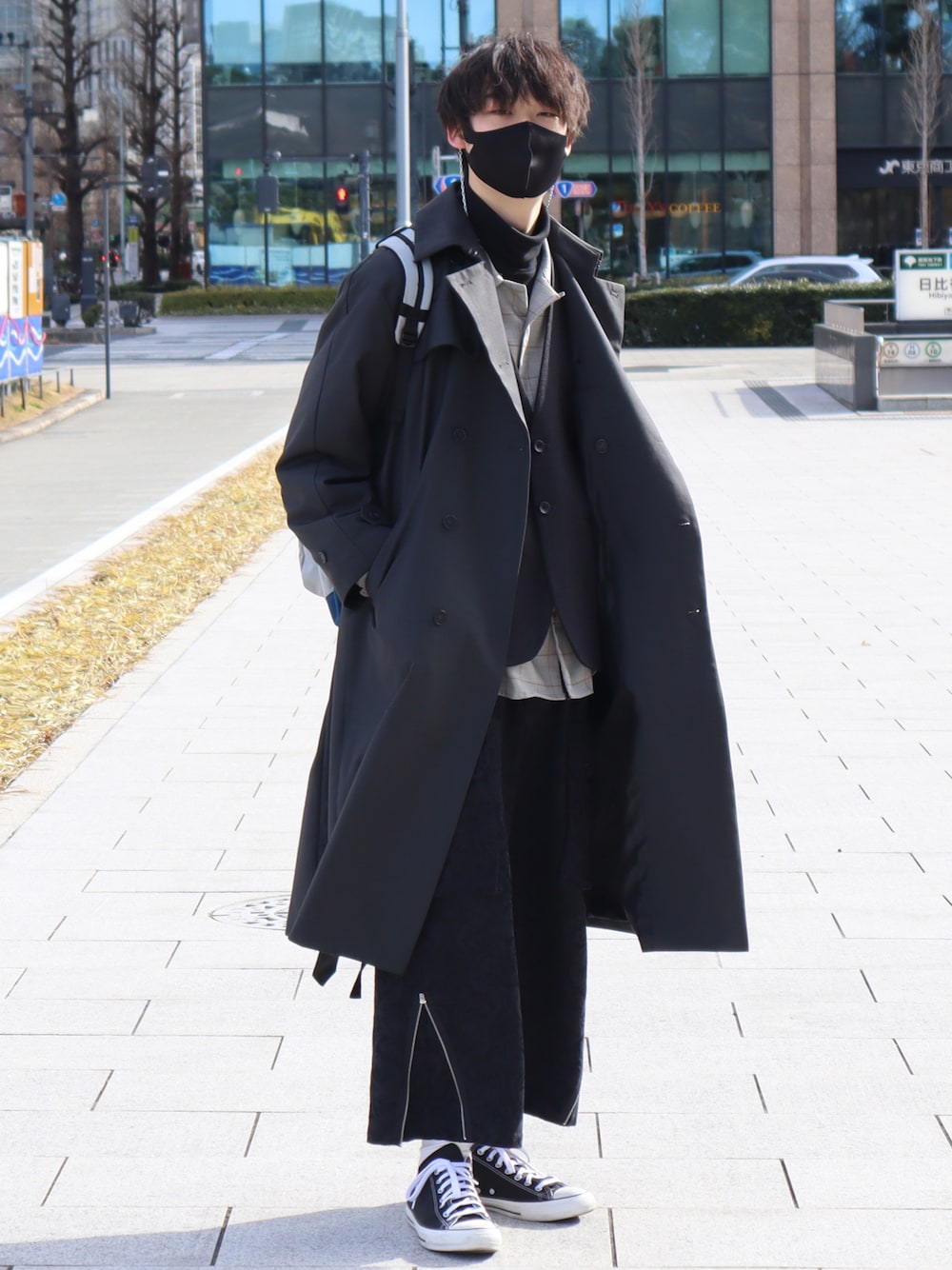ブラック系のカーゴパンツ、オレンジ系のシャツ/ブラウス、グレー系のテーラードジャケットを着用したメンズの冬コーディネートの1枚目の写真