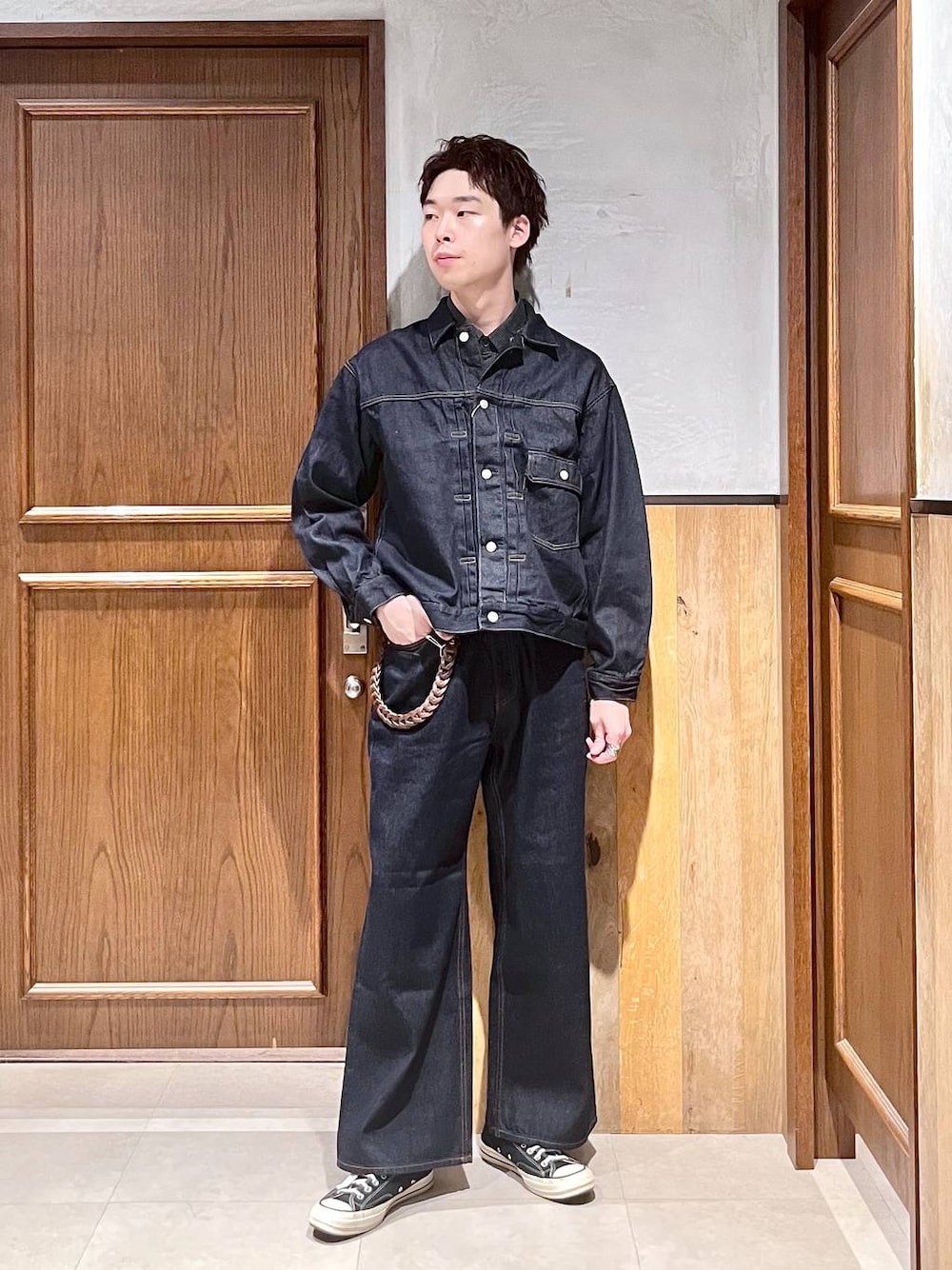 ブルー系のデニムパンツ、ブルー系のデニムジャケット、ブラック系のシャツ/ブラウスを着用したメンズの秋コーディネートの1枚目の写真