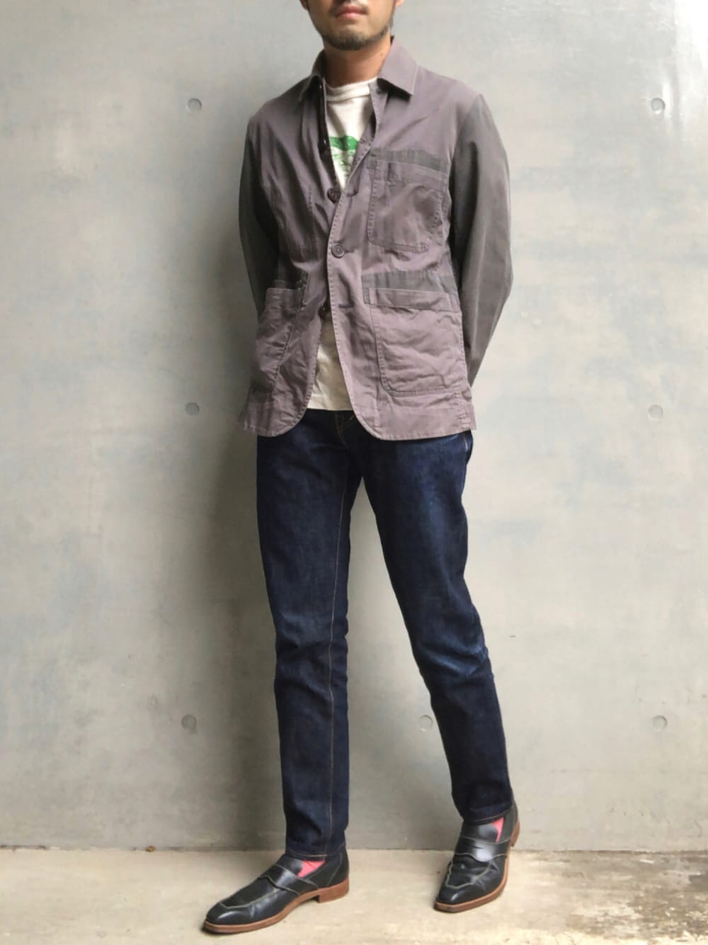 グレー系のテーラードジャケット、ブルー系のデニムパンツ、ブラック系のローファーを着用したメンズの秋コーディネートの1枚目の写真