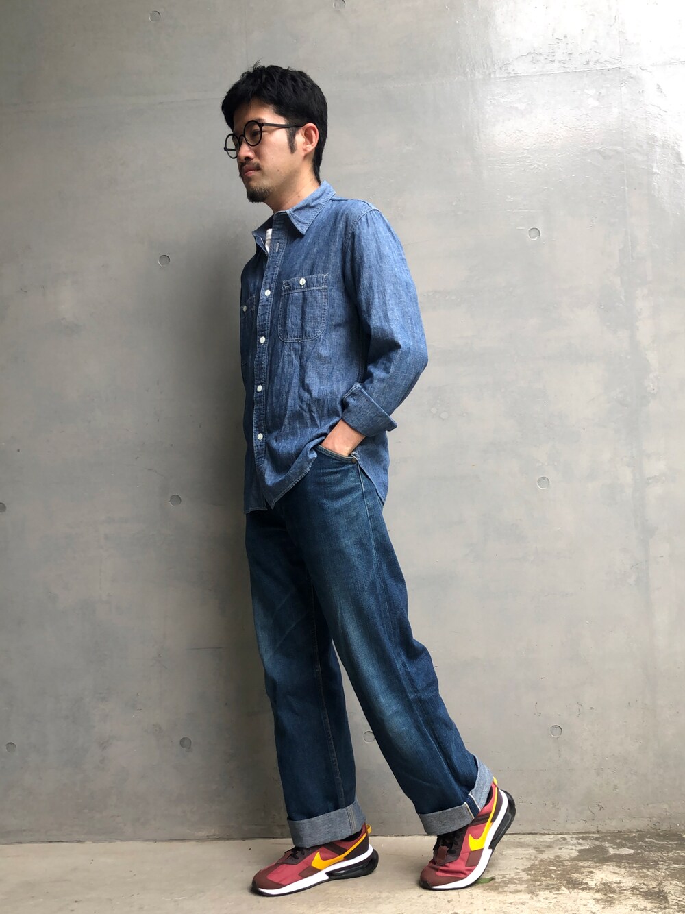 ブルー系のシャツ/ブラウス、ブルー系のデニムパンツ、レッド系のスニーカーを着用したメンズの夏コーディネートの1枚目の写真
