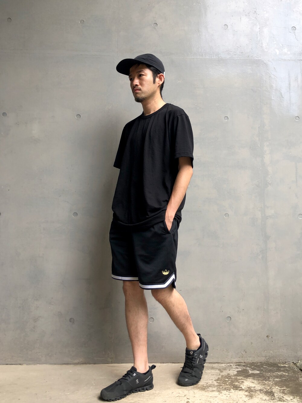 ブルー系のTシャツ/カットソー、ブラック系のその他パンツ、ブラック系のスニーカーを着用したメンズの夏コーディネートの1枚目の写真