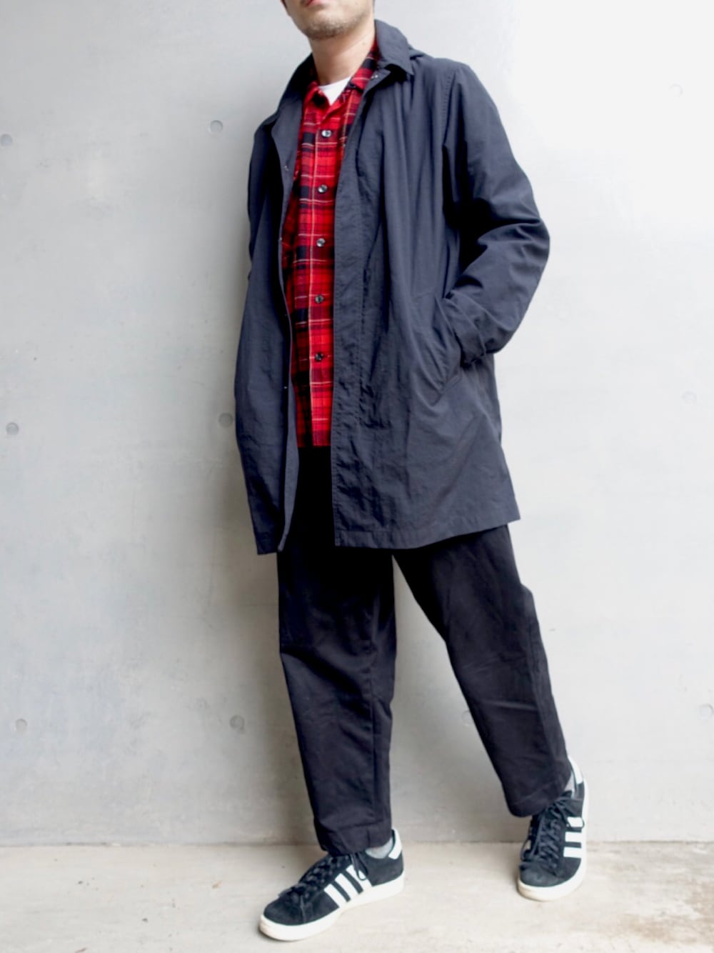 レッド系のシャツ/ブラウス、ブラック系のカーゴパンツ、ブラック系のスニーカーを着用したメンズの秋コーディネートの1枚目の写真