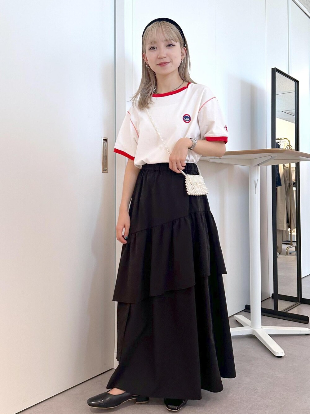 「ブラック、ミニ、スクエア、ホワイト、プルオーバー、Tシャツ、レッド、ロゴ、半袖、クルーネック、五分袖、ロング、フレア、フリル、ティアード」｜「ROPE' PICNICのパールマイクロミニショルダーバッグ（ショルダーバッグ、ホワイト系）」を使った、ののさん（レディース・151cm）の秋コーディネートの1枚目の写真