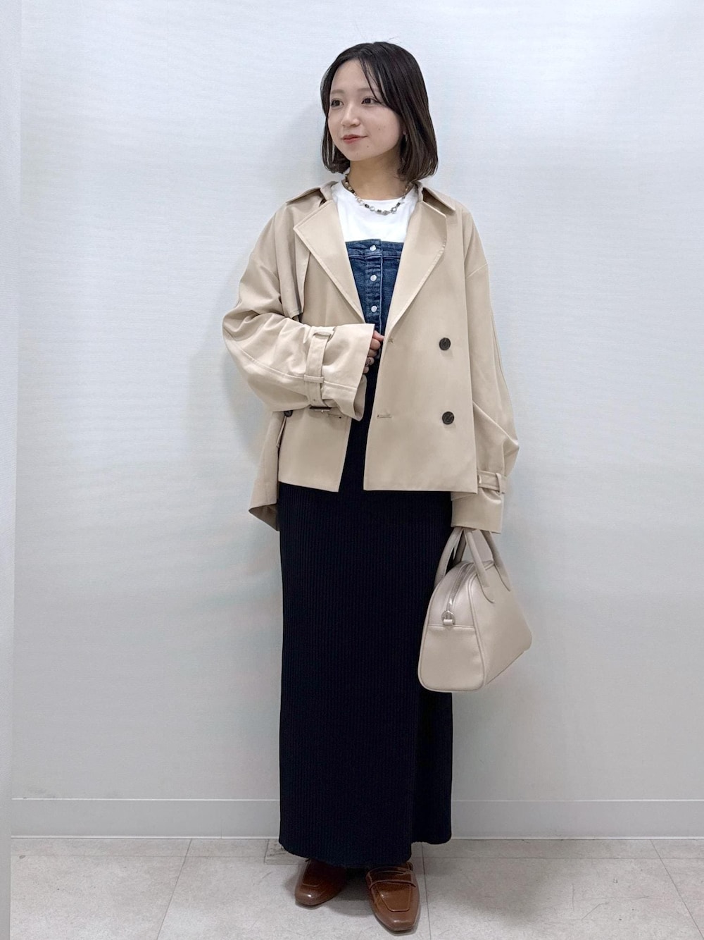「初春コーデ、春コーデ、お出かけコーデ、旅行コーデ、女子会コーデ、大人カジュアル、レイヤード、スカートスタイル、カジュアルコーデ、シンプルコーデ、ROPÉ PICNIC、ウェーブ、ブルべ冬、乾燥、低身長」｜「ROPE' PICNICの【新色追加】小柄さん向けサイズあり/トタンテレコアイラインスカート（スカート、ブラック系）」を使った、ののさん（レディース・151cm）の春コーディネートの1枚目の写真