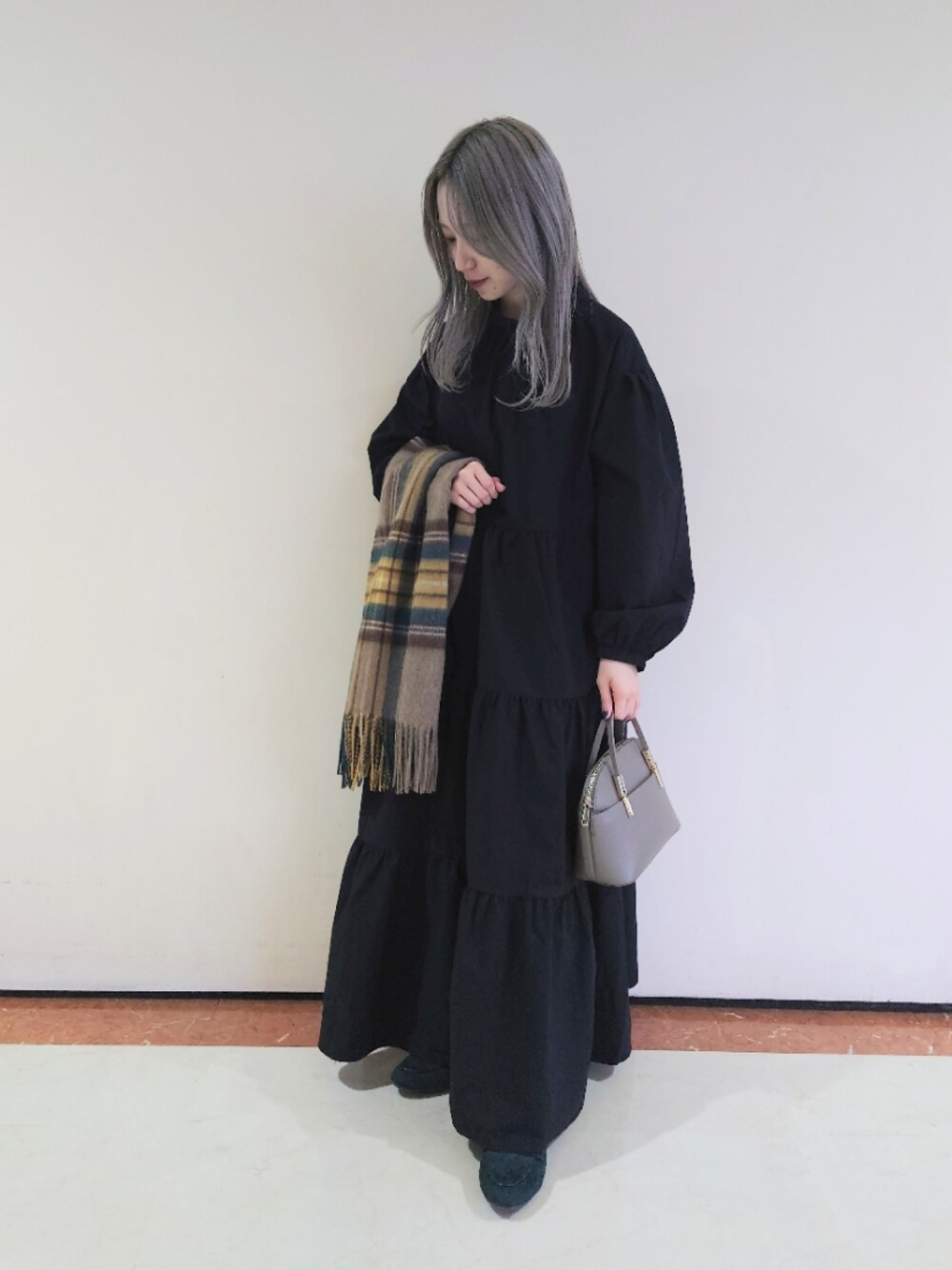 「チェック、ワンピース、ストール、ブラック、シンプルコーデ、ティアード、秋コーデ、ティアードワンピース、チェック柄に恋してる、wearhalloween2021」｜「ROPE' PICNICの【軽量】レクタンメタルミニラウンドボストン＆ショルダーバッグ（ショルダーバッグ、ベージュ系）」を使った、ののさん（レディース・151cm）の秋コーディネートの1枚目の写真