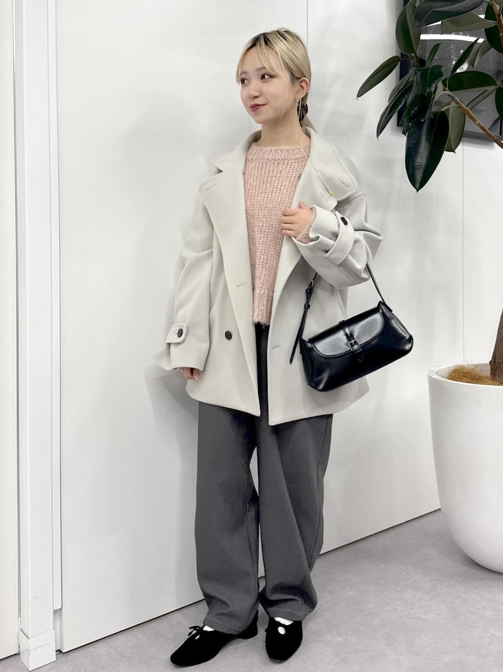 「初春コーデ、冬コーデ、デートコーデ、お出かけコーデ、女子会コーデ、大人カジュアル、パンツスタイル、体型カバー、シンプルコーデ、ROPÉ PICNIC、ウェーブ、ブルべ冬、乾燥、低身長、トップス」｜「ROPE' PICNICの【一部店舗限定:ダークグリーン】スリムベルトワンショルダーバッグ（ショルダーバッグ、ブラック系）」を使った、ののさん（レディース・151cm）の冬コーディネートの1枚目の写真