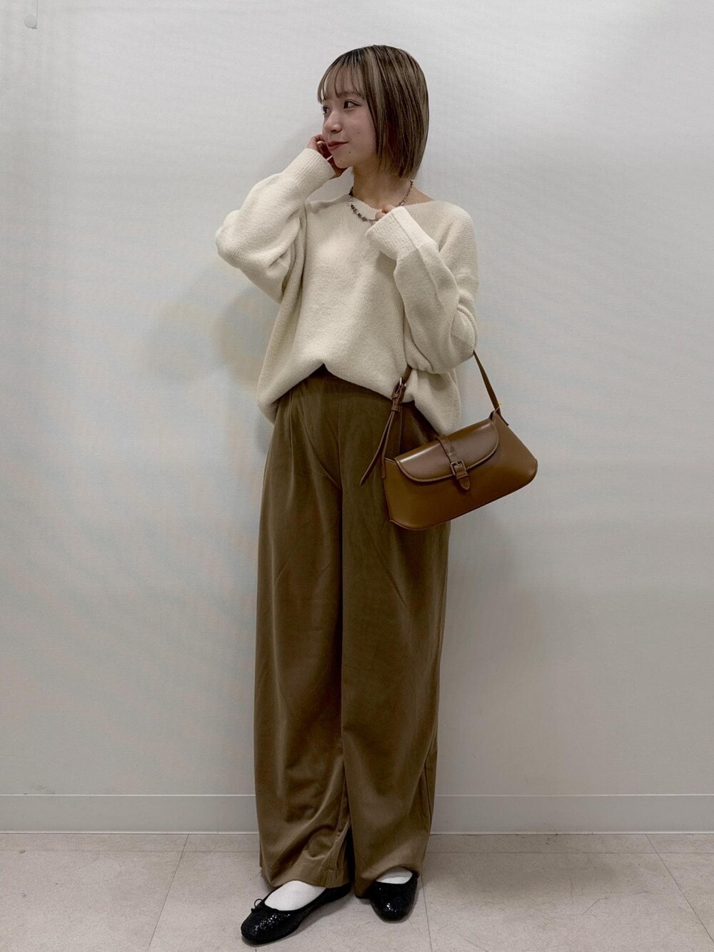 「初冬コーデ、冬コーデ、お出かけコーデ、旅行コーデ、お正月・初詣コーデ、女子会コーデ、大人カジュアル、パンツスタイル、体型カバー、ワントーンコーデ、カジュアルコーデ、シンプルコーデ、ベーシック、ROPÉ PICNIC、ウェーブ」｜「ROPE' PICNICの【一部店舗限定:ダークグリーン】スリムベルトワンショルダーバッグ（ショルダーバッグ、ブラウン系）」を使った、ののさん（レディース・151cm）の冬コーディネートの1枚目の写真