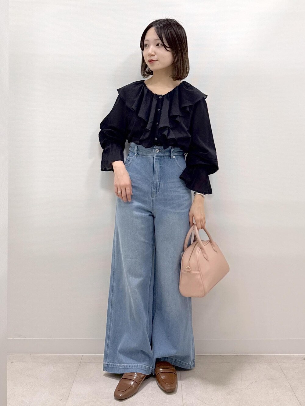 「初春コーデ、春コーデ、デートコーデ、お出かけコーデ、旅行コーデ、女子会コーデ、大人カジュアル、パンツスタイル、カジュアルコーデ、ベーシック、ROPÉ PICNIC、ウェーブ、ブルべ冬、乾燥、低身長」｜「ROPE' PICNICの【軽量】旅するボストンバッグ ソフトシンセティックレザーボストンバッグ（ボストンバッグ、ピンク系）」を使った、ののさん（レディース・151cm）の春コーディネートの1枚目の写真