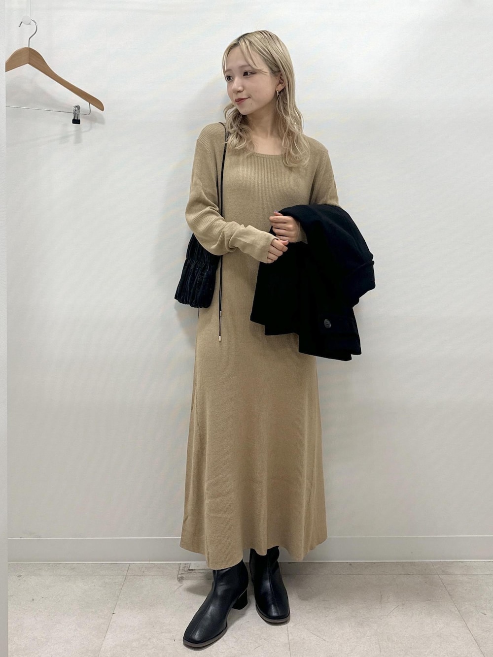 「ニットワンピース、ニットワンピースコーデ、ニットワンピ、秋コーデ、初冬コーデ、冬コーデ、デートコーデ、お出かけコーデ、女子会コーデ、フェミニンコーデ、シンプルコーデ、きれいめコーデ、ROPÉ PICNIC、ウェーブ、ブルべ冬」｜「ROPE' PICNICのラメリブニットワンピース（ワンピース、ベージュ系）」を使った、ののさん（レディース・151cm）の秋コーディネートの1枚目の写真