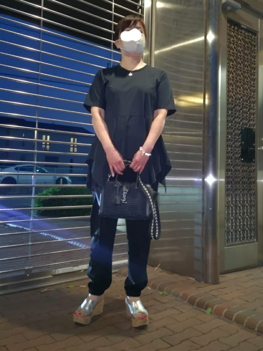 「きれいめカジュアル、大人カジュアル、オトナ女子、おしゃれさんと繋がりたい、高身長女子、モノトーンコーデ、シルバーサンダル、ラクチンコーデ、ブラックコーデ、JOSEPH、新日本プロレス、内藤哲也、ロスインゴベルナブレスデハポン、ジョガーパンツ」｜「JOSEPHのアイテム（Tシャツ/カットソー、ブラック系）」を使った、yukanjpwさん（レディース・166cm）の夏コーディネートの1枚目の写真