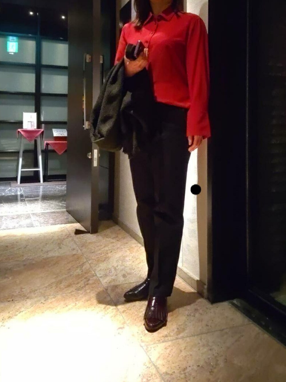 「春夏コーデ、大人コーデ、お洒落さんとつながりたい、熱海伊豆山、モノトーン、レッド、シルク、シンプルコーデ、オトナ女子、キレイめ、夫婦、パンツスタイル、JOSEPH」｜「JOSEPHのアイテム（シャツ/ブラウス、レッド系）」を使った、yukanjpwさん（レディース・166cm）の春コーディネートの1枚目の写真