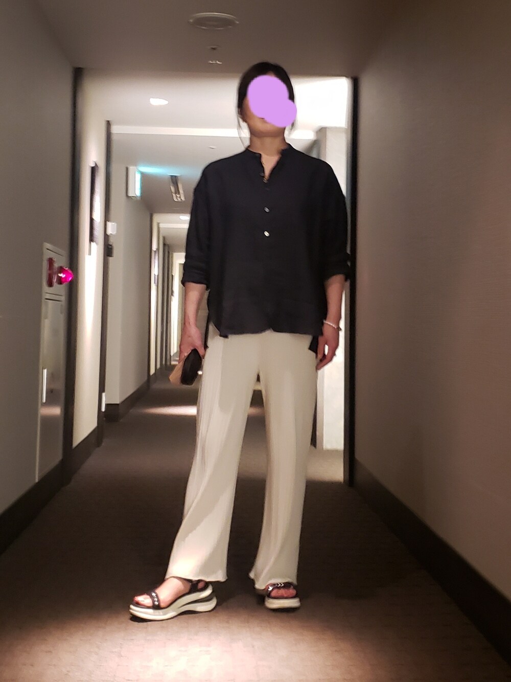 「モノトーン、ニットパンツ、リラックススタイル、シンプルコーデ、大人カジュアル、オトナ女子、麻シャツ、長袖シャツ、初秋コーデ、休日コーデ、ラクチンコーデ、熱海伊豆山、ホワイトパンツ」｜「TICCAのアイテム（シャツ/ブラウス、ブラック系）」を使った、yukanjpwさん（レディース・166cm）の秋コーディネートの1枚目の写真