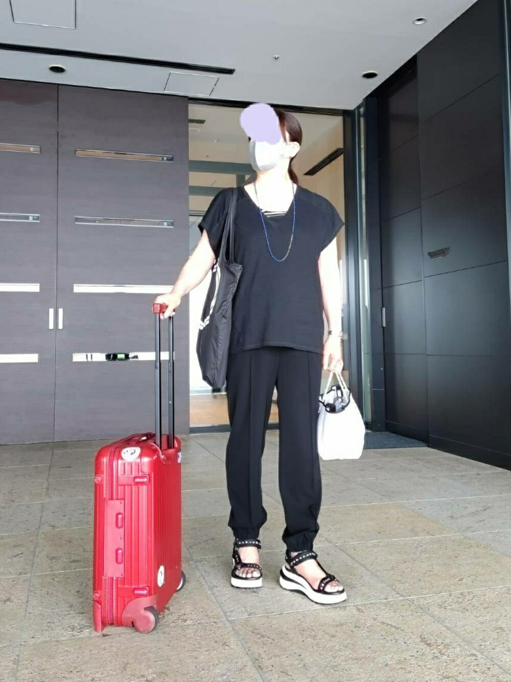 「リラックススタイル、ジョガーパンツ、モノトーン、ブラックコーデ、スポーツサンダル、スポサン、大人女子、シンプルコーデ、オトナカジュアル、高身長女子、オトナ女子、ドライブ」｜「JOSEPHのアイテム（Tシャツ/カットソー、ブラック系）」を使った、yukanjpwさん（レディース・166cm）の夏コーディネートの1枚目の写真