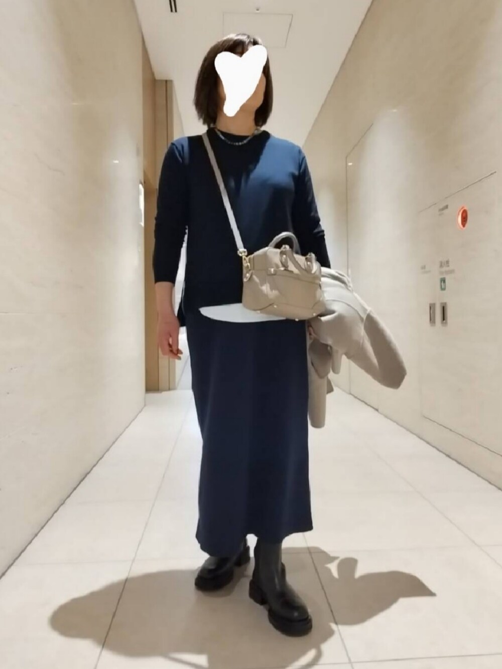 「秋冬コーデ、大人女子、リラックススタイル、ロングスカート、タイトスカート、モノトーン、お出かけコーデ、ニットコーデ、おしゃれさんと繋がりたい、オトナカジュアル、シンプルコーデ、ファッションを楽しもう」｜「Deuxieme Classeのアイテム（ニット/セーター、ブルー系）」を使った、yukanjpwさん（レディース・166cm）の秋コーディネートの1枚目の写真