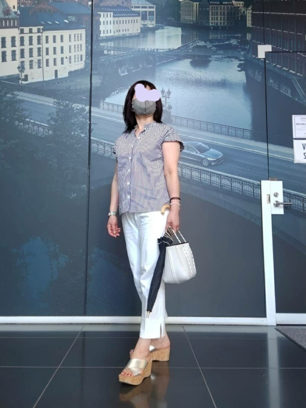 「大人カジュアル、リラックススタイル、休日スタイル、ホワイトパンツ、楽チンコーデ、おしゃれさんと繋がりたい、高身長女子、クロップドパンツ、ストライプシャツ、夏休み、表参道、大人女子、暑い」｜「JOSEPHのアイテム（シャツ/ブラウス、ブルー系）」を使った、yukanjpwさん（レディース・166cm）の夏コーディネートの1枚目の写真
