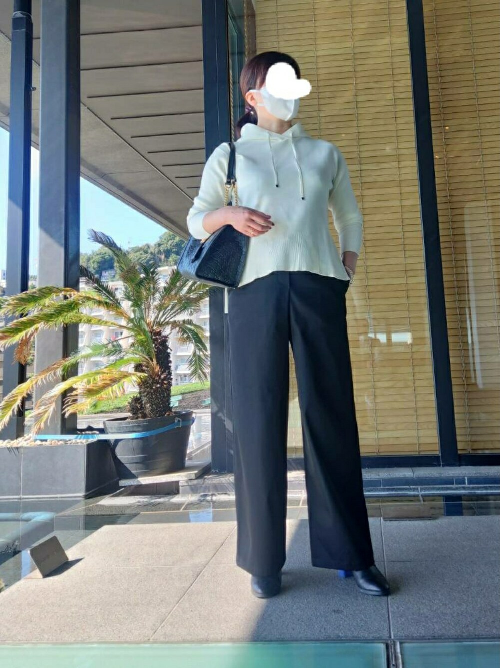 「温泉、ドライブ、フーディー、モノトーン、秋のコーデ、カジュアルコーデ、ラクチンコーデ、お洒落さんとつながりたい、オトナカジュアル、パンツコーデ、オトナ女子、高身長女子」｜「JOSEPHのアイテム（ニット/セーター、ホワイト系）」を使った、yukanjpwさん（レディース・166cm）の秋コーディネートの1枚目の写真