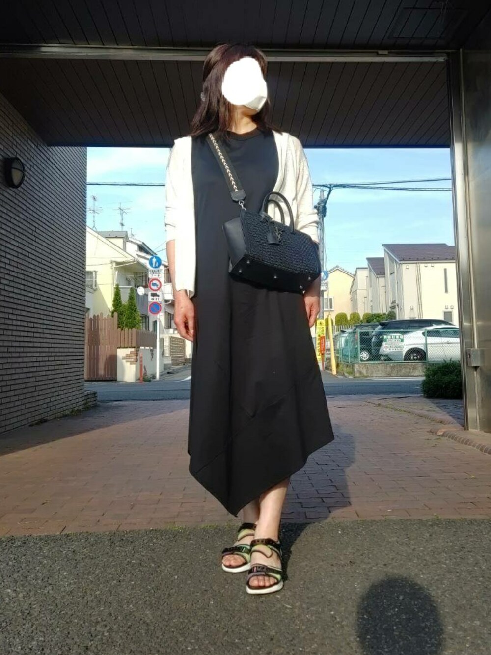 「ごきげんウィーク、シンプルコーデ、オトナ女子、休日スタイル、ロングワンピース、モノトーン、お洒落さんとつながりたい、ノースリーブワンピース、スポーツサンダル、大人コーデ、大人女子、キレイめ、夏バッグ、ジョゼフ(JOSEPH)、JOSEPH」｜「JOSEPHのアイテム（パーカー、ホワイト系）」を使った、yukanjpwさん（レディース・166cm）の春コーディネートの1枚目の写真