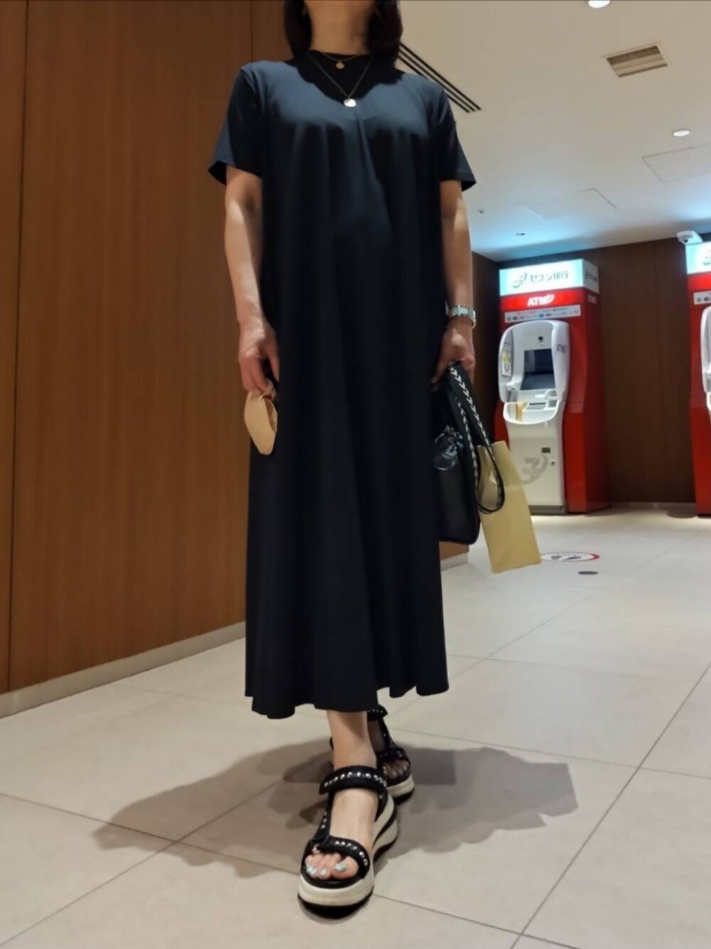 「休日コーデ、シンプルスタイル、夏コーデ、ブラックコーデ、モノトーン、マキシ丈ワンピース、黒、大人コーデ、おでかけ、リラックススタイル、オトナ女子、オトナカジュアル、スポーツサンダル」｜「ATONのアイテム（ワンピース、ブラック系）」を使った、yukanjpwさん（レディース・166cm）の夏コーディネートの1枚目の写真