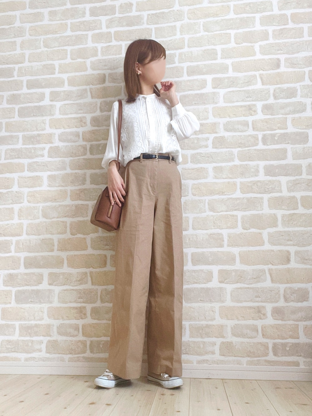「きれいめカジュアル、ワイドパンツ、ブラウス、お出かけコーデ、休日スタイル、淡色コーデ、UNIQLO、ショルダーバッグ、シンプルコーデ、ベージュ、プチプラ、低身長コーデ」｜「moment+のアイテム（シャツ/ブラウス、ホワイト系）」を使った、asu＊さん（レディース・156cm）の春コーディネートの1枚目の写真