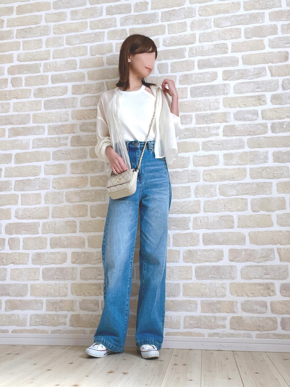 「きれいめカジュアル、お出かけコーデ、休日スタイル、シアーシャツ、シアートップス、UNIQLO、ワイドパンツ、デニムパンツ、春夏コーデ、プチプラ、低身長コーデ」｜「Chaco closetのアイテム（シャツ/ブラウス、ホワイト系）」を使った、asu＊さん（レディース・156cm）の春コーディネートの1枚目の写真