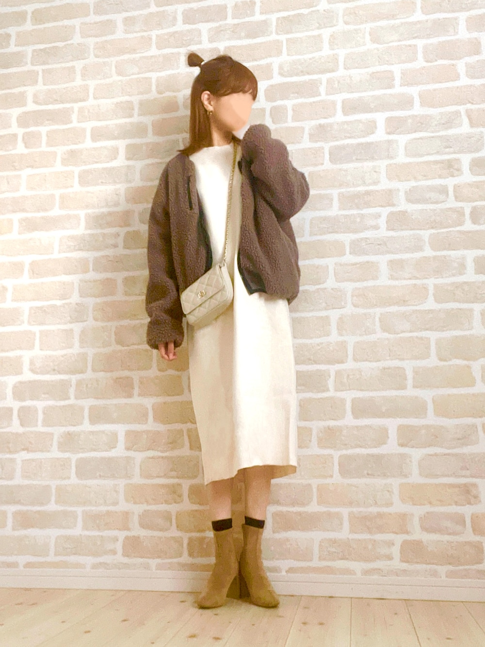 「きれいめカジュアル、ワンピース、ユニクロ、ボアジャケット、ボアブルゾン、ブラウン、お出かけコーデ、休日スタイル」｜「UNIQLOのアイテム（ワンピース、ホワイト系）」を使った、asu＊さん（レディース・155cm）の冬コーディネートの1枚目の写真