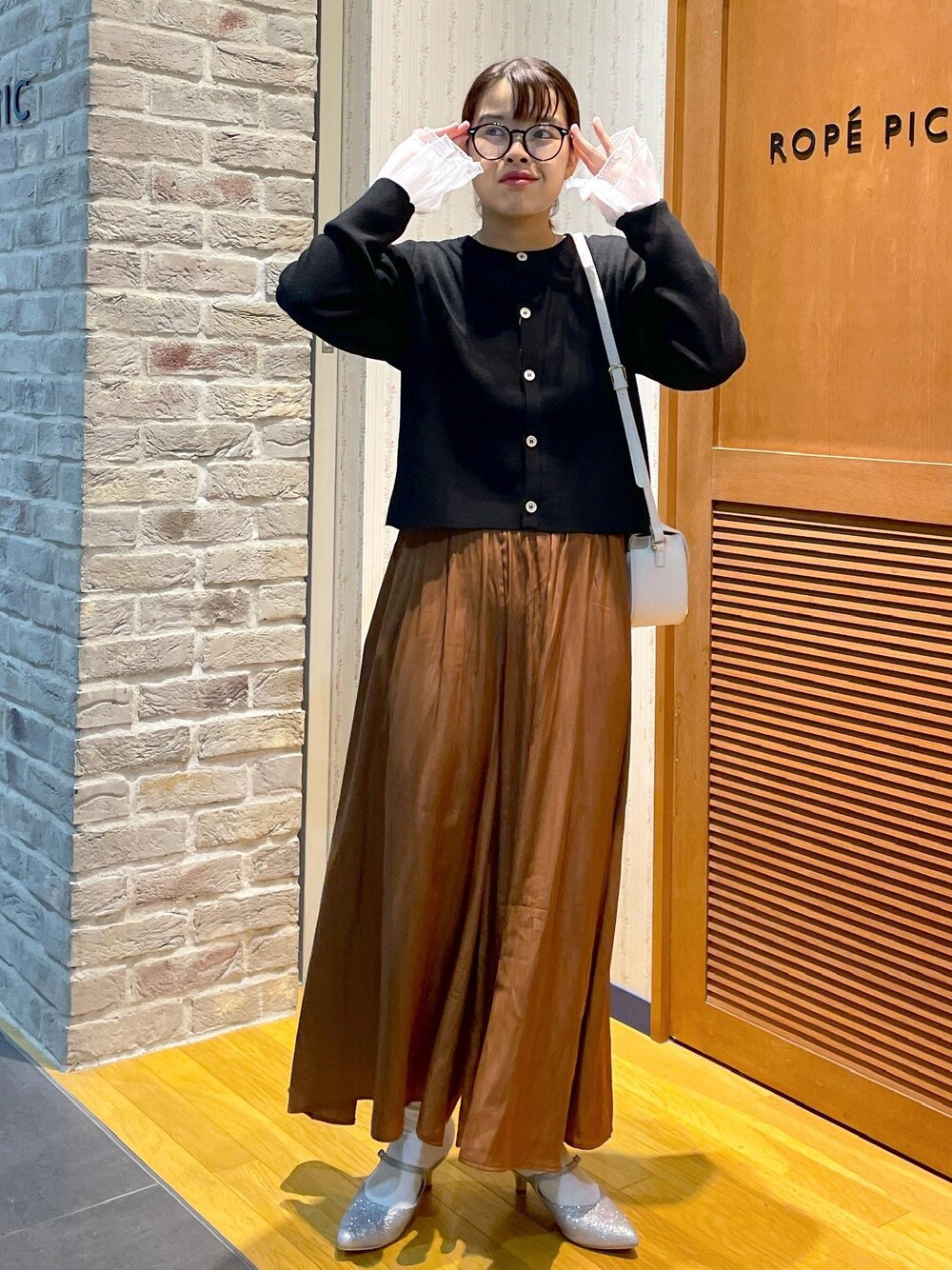 「コンパクト丈、リブニット、チュール、スカーチョ、秋カラー、秋カラーコーデ、ミュール、グリッター、ミニバッグ、休日コーデ、休日スタイル、秋コーデ、デートコーデ、お出かけコーデ、女子会コーデ」｜「ROPE' PICNICの袖ラメシアー＆袖チュールプルオーバー（ニット/セーター、グレー系）」を使った、Yuriさん（レディース・159cm）の秋コーディネートの1枚目の写真