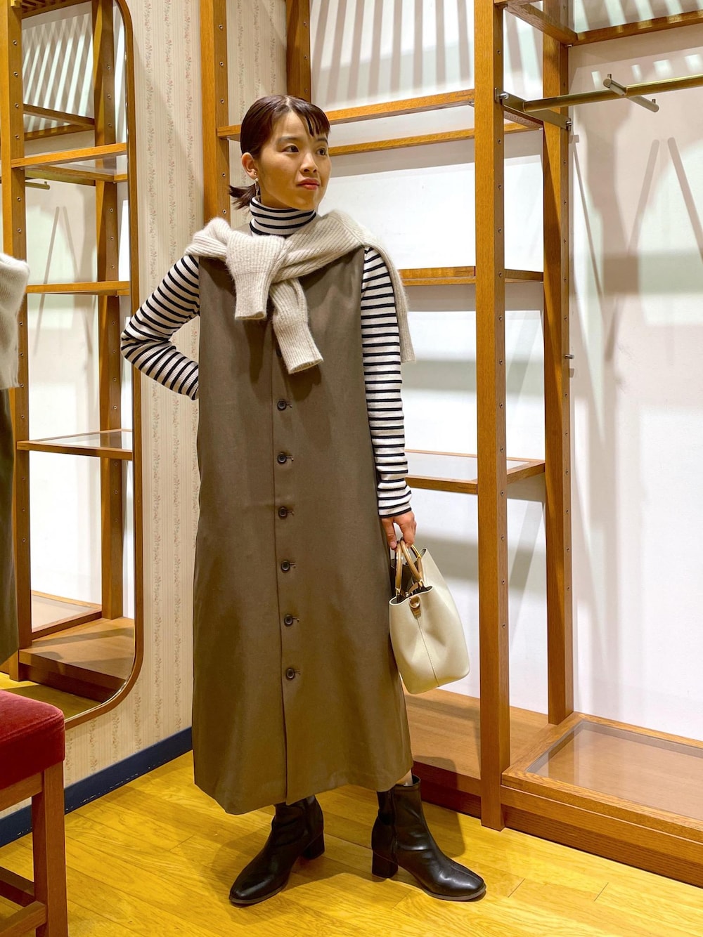 「大人カジュアル、きれいめカジュアル、お出かけコーデ、休日スタイル、ジャンスカコーデ、ジャンスカ、ワンピース、リブニット、タートルネック、ボーダー、カーディガン、FOX混ニット、ふわふわニット、ジャンパースカート、冬コーデ」｜「ROPE' PICNICのソフトストレッチブーツ（ブーツ、ブラック系）」を使った、Yuriさん（レディース・159cm）の秋コーディネートの1枚目の写真