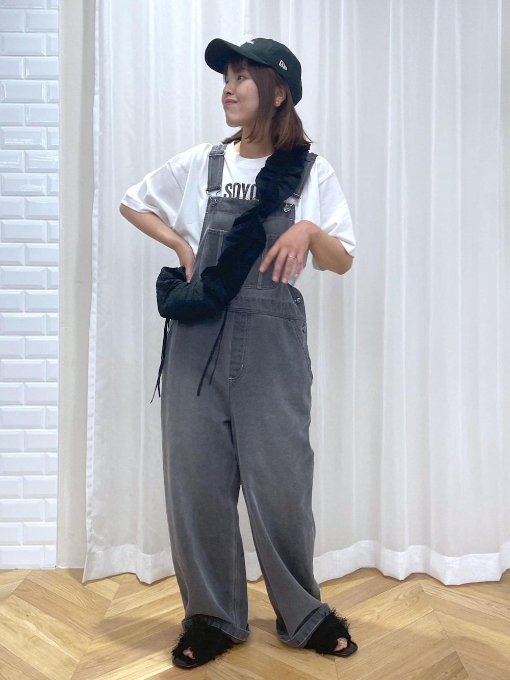 「デニムコーデ、休日コーデ、休日スタイル、Tシャツ、ロゴ、半袖、プリント、デニム、オールインワン、ロールアップ、サロペット、オーバーオール、夏コーデ、初秋コーデ、お出かけコーデ」｜「ROPE' PICNICのフリンジファーフラットサンダル（サンダル、ブラック系）」を使った、Yuriさん（レディース・159cm）の夏コーディネートの1枚目の写真