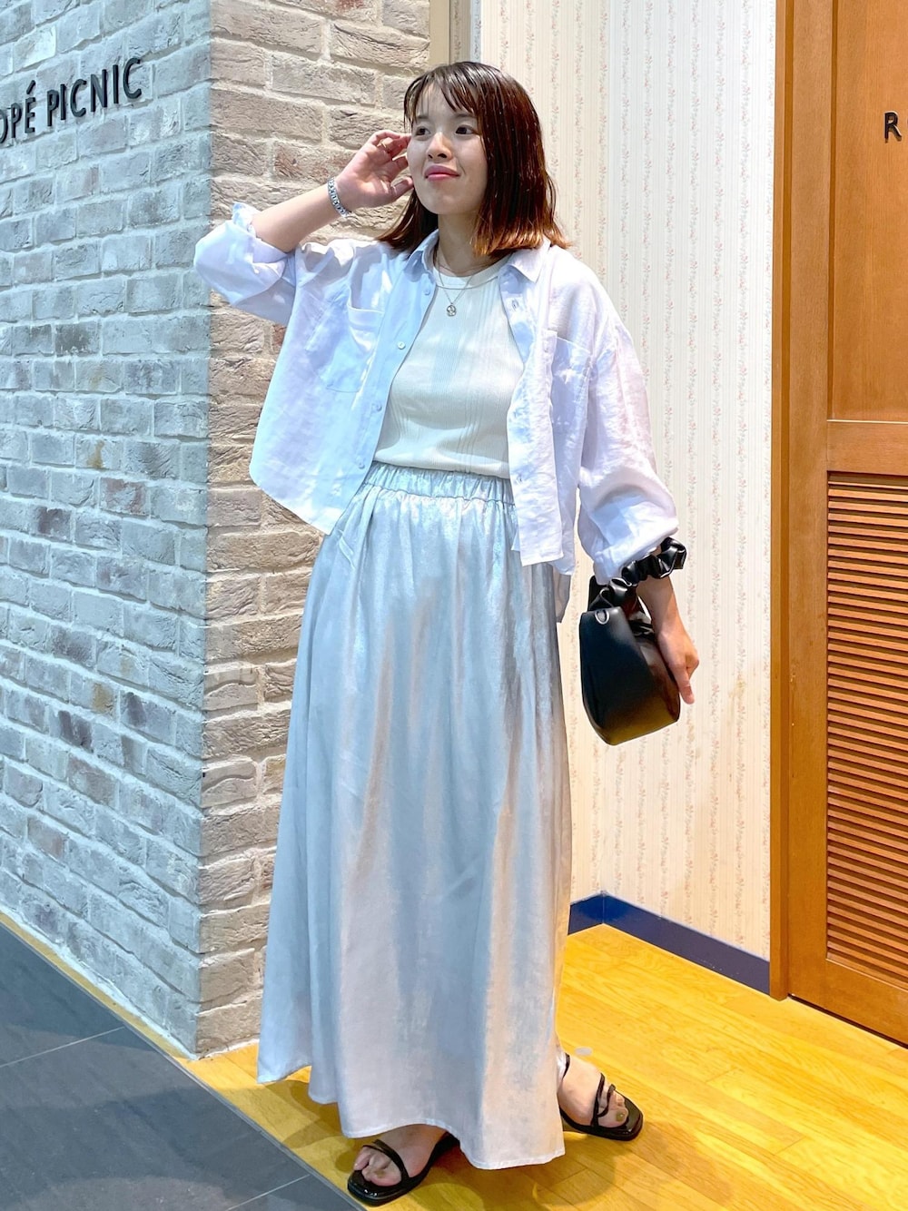 「ブルー、ロング、ライトブルー、フレアスカート、ウエストゴム、ストラップ、ストラップサンダル、フラット、夏コーデ、デートコーデ、お出かけコーデ、旅行コーデ、女子会コーデ、雨の日コーデ、大人カジュアル」｜「ROPE' PICNICのスキニーストラップフラットサンダル（サンダル、ブラック系）」を使った、Yuriさん（レディース・159cm）の夏コーディネートの1枚目の写真