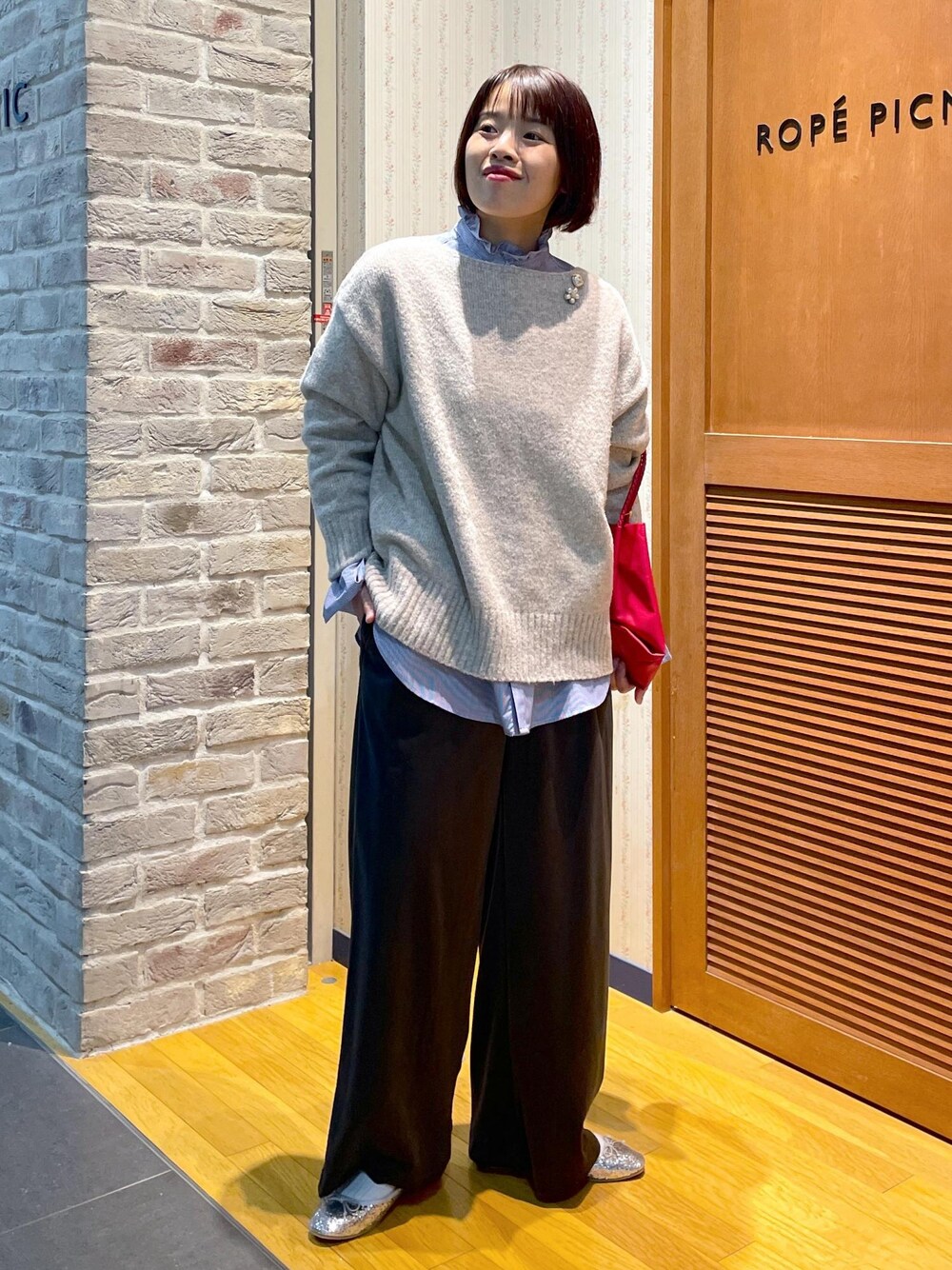 「ニットコーデ、もちふわニット、ボートネックニット、機能性ニット、シャツコーデ、フリルシャツ、ストライプシャツ、ストライプ、ワイドパンツ、イージーワイドパンツ、コーデュロイパンツ、フラットシューズ、ペタンコシューズ、グリッターシューズ、グリッター」｜「ROPE' PICNICの【新色追加】洗えるメッシュハンドルミドルトートバッグ（トートバッグ、レッド系）」を使った、Yuriさん（レディース・159cm）の冬コーディネートの1枚目の写真