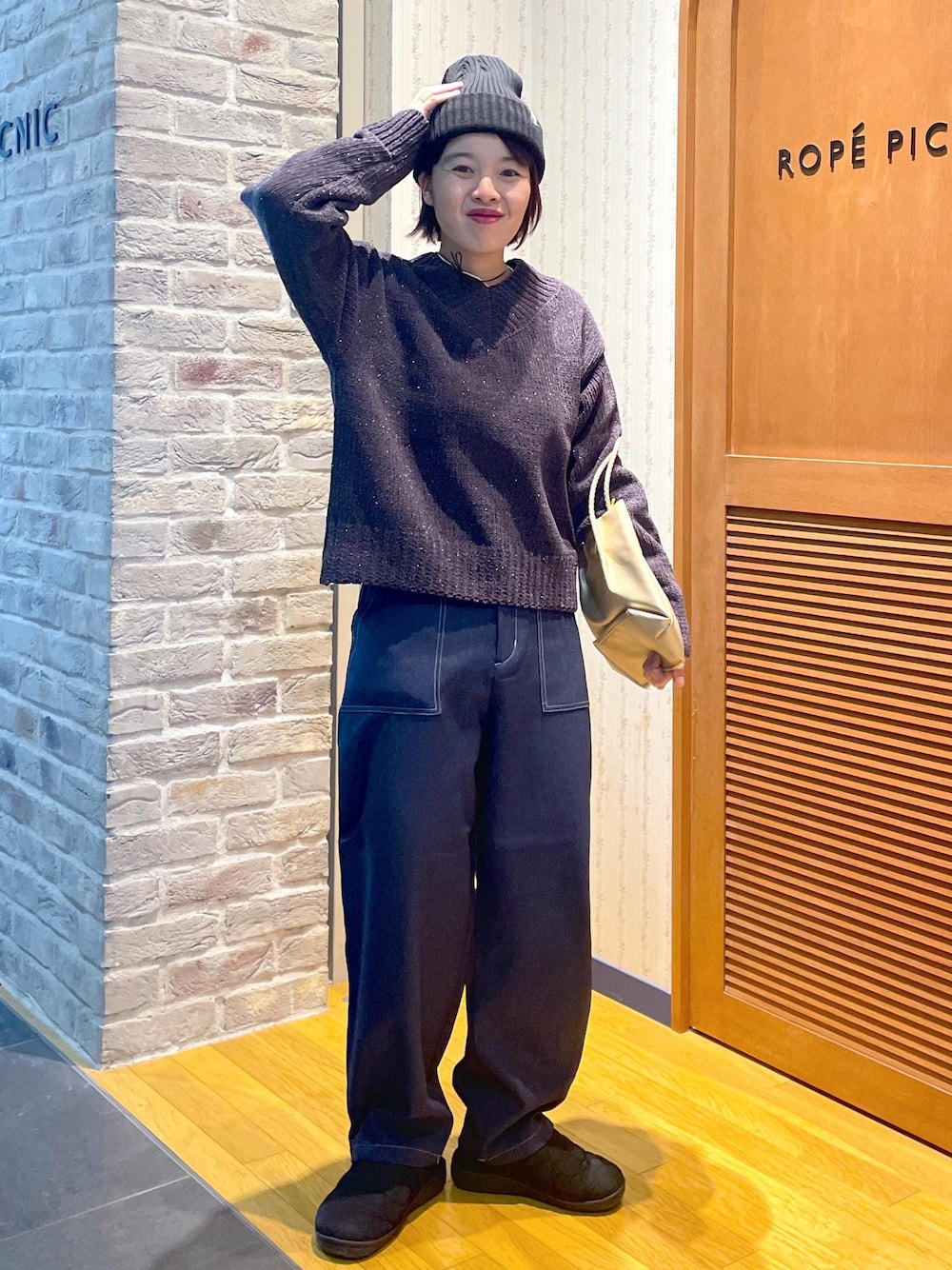 「ニットコーデ、ラメニット、ラメニットコーデ、モールニット、モールニットコーデ、Vネックニット、Vネックニットコーデ、ベイカーパンツ、コクーンパンツ、ハンドバッグ、メタリックバッグ、メタリック、モックシューズ、キルティングシューズ、キルティング」｜「ROPE' PICNICの【新色追加】洗えるメッシュハンドルミドルトートバッグ（トートバッグ、ゴールド系）」を使った、Yuriさん（レディース・159cm）の冬コーディネートの1枚目の写真