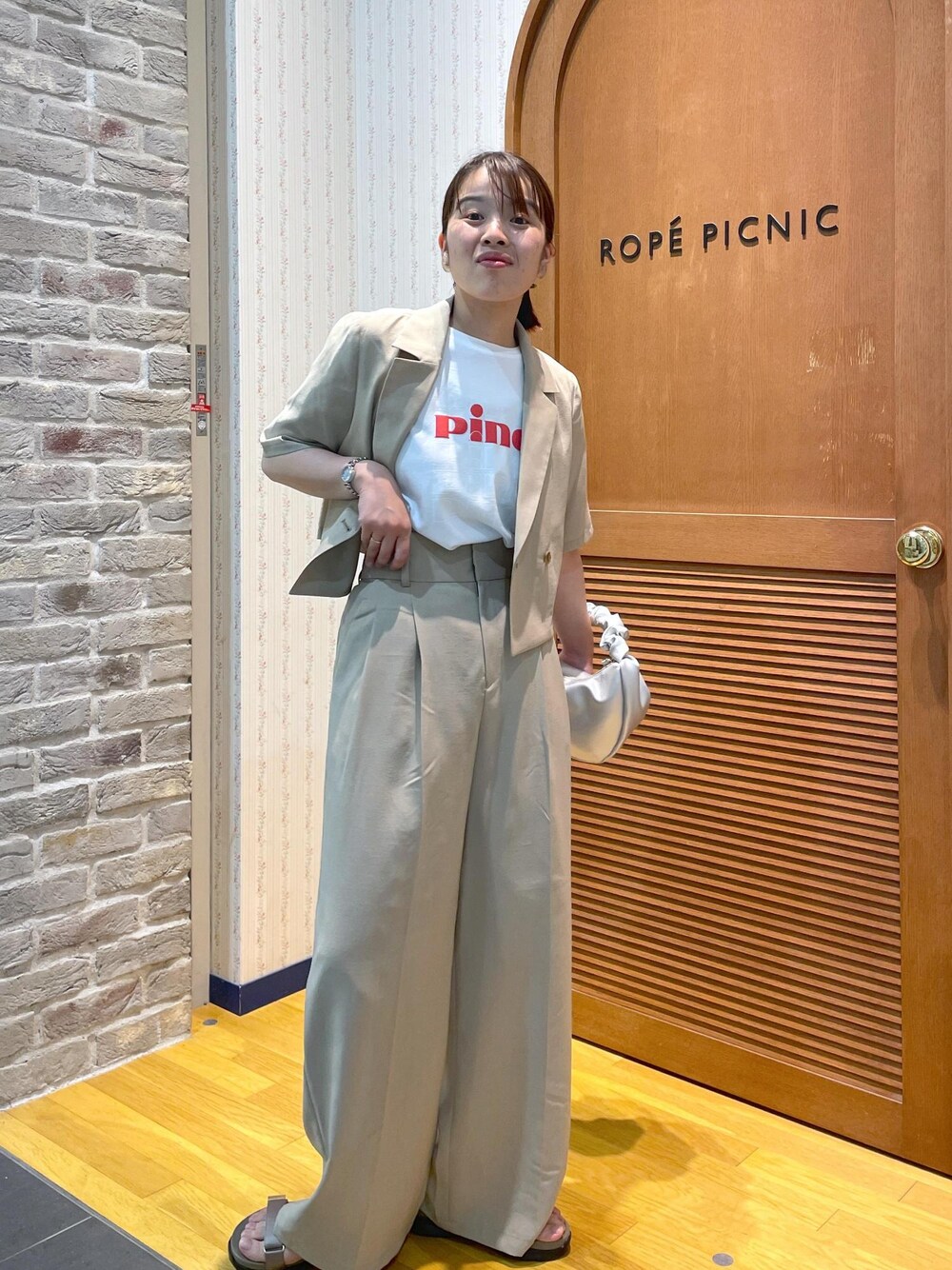 「大人カジュアル、トレンド、トレンドコーデ、夏コーデ、初夏コーデ、お出かけ、お出かけコーデ、セットアップ、セットアップコーデ、Tシャツ、ロゴTシャツ、ジャケット、クロップド丈ジャケット、麻調ジャケット、クロップド丈」｜「ROPE' PICNICのワニカンベルクロスニーカーサンダル（サンダル、ベージュ系）」を使った、Yuriさん（レディース・159cm）の春コーディネートの1枚目の写真