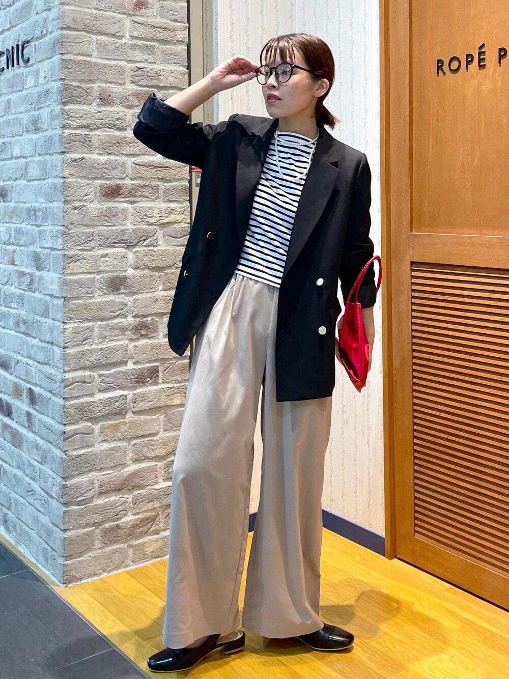 「ジャケットコーデ、ボーダートップス、ワイドパンツ、イージーパンツ、ミュール、ハンドバッグ、洗えるバッグ、カラーバッグ、カットソー、ボーダー、初秋コーデ、秋コーデ、お仕事コーデ、お出かけコーデ、女子会コーデ」｜「ROPE' PICNICの細ボーダー天竺トップス/リンクコーデ（Tシャツ/カットソー、ホワイト系）」を使った、Yuriさん（レディース・159cm）の秋コーディネートの1枚目の写真