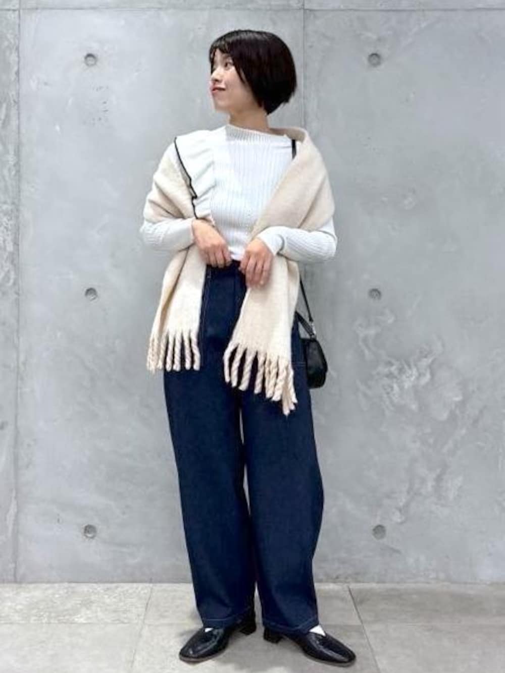 「ニットコーデ、フリルニット、ベイカーパンツ、コクーンパンツ、バブーシュ、ミニバッグ、ショルダーバッグ、マフラー、マフラーコーデ、休日スタイル、休日コーデ、秋コーデ、初冬コーデ、デートコーデ、お出かけコーデ」｜「ROPE' PICNICのランダムリブフリルニット配色プルオーバー/洗濯機OK（ニット/セーター、ホワイト系）」を使った、Yuriさん（レディース・159cm）の秋コーディネートの1枚目の写真