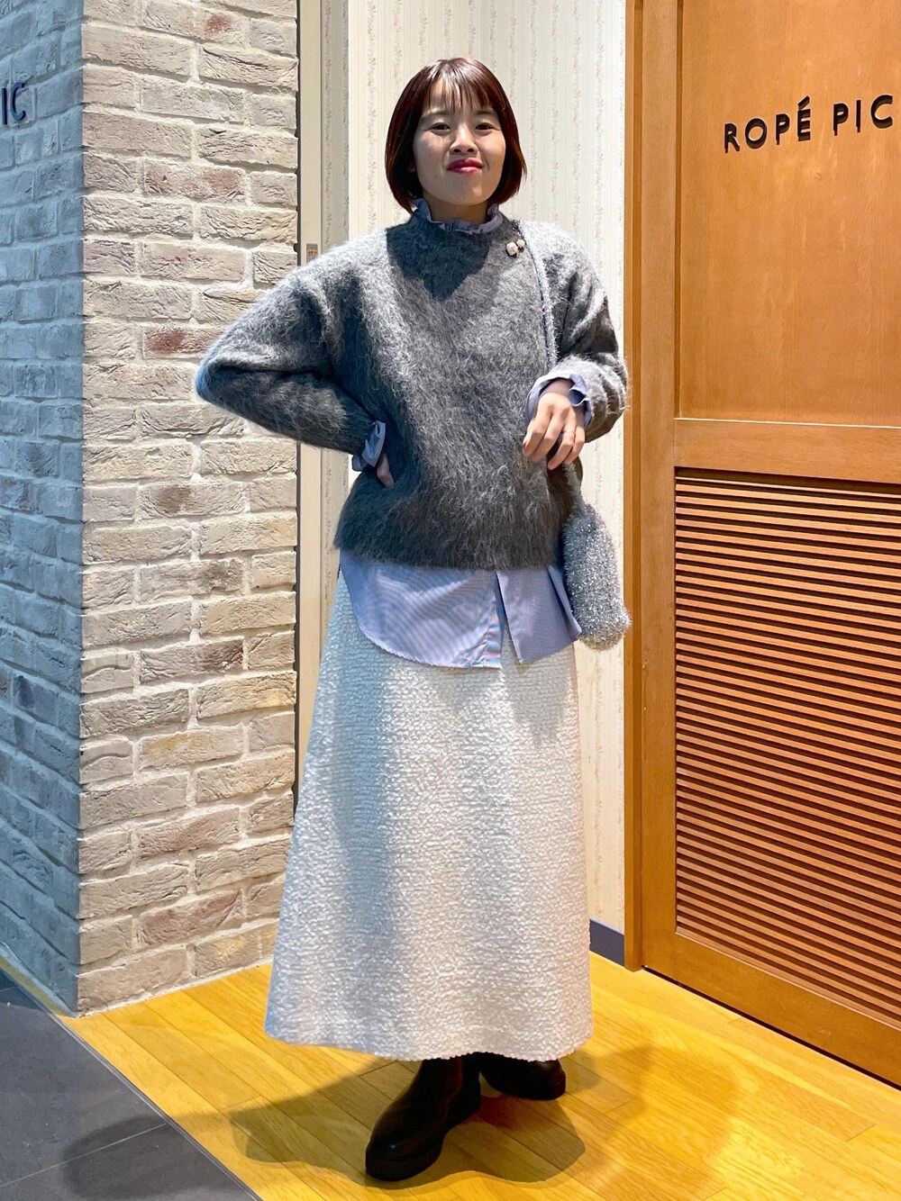 「ニットコーデ、長起毛ニット、長起毛、シャツコーデ、フリルシャツ、ストライプシャツ、ツイードスカート、ロングスカート、Aラインスカート、スカートコーデ、ミニバッグ、ラメニットバッグ、ラメニット、ブーツスタイル、サイドゴアブーツ」｜「ROPE' PICNICのサイドゴアブーツ（ブーツ、ブラック系）」を使った、Yuriさん（レディース・159cm）の冬コーディネートの1枚目の写真