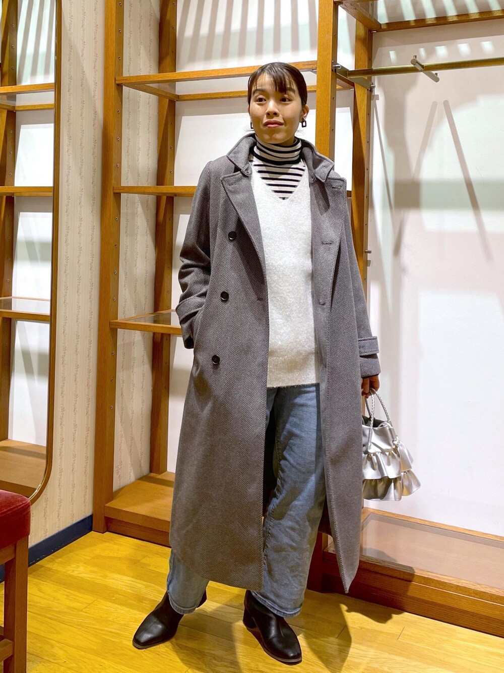 「大人カジュアル、お出かけ、お出かけコーデ、マニッシュ、ハンサム、休日スタイル、コート、アウター、アウターコーデ、スタンドカラーコート、ロングコート、スタンドカラー、タートルネック、タートルネックニット、ニット」｜「ROPE' PICNICのソフトストレッチブーツ（ブーツ、ブラック系）」を使った、Yuriさん（レディース・159cm）の冬コーディネートの1枚目の写真