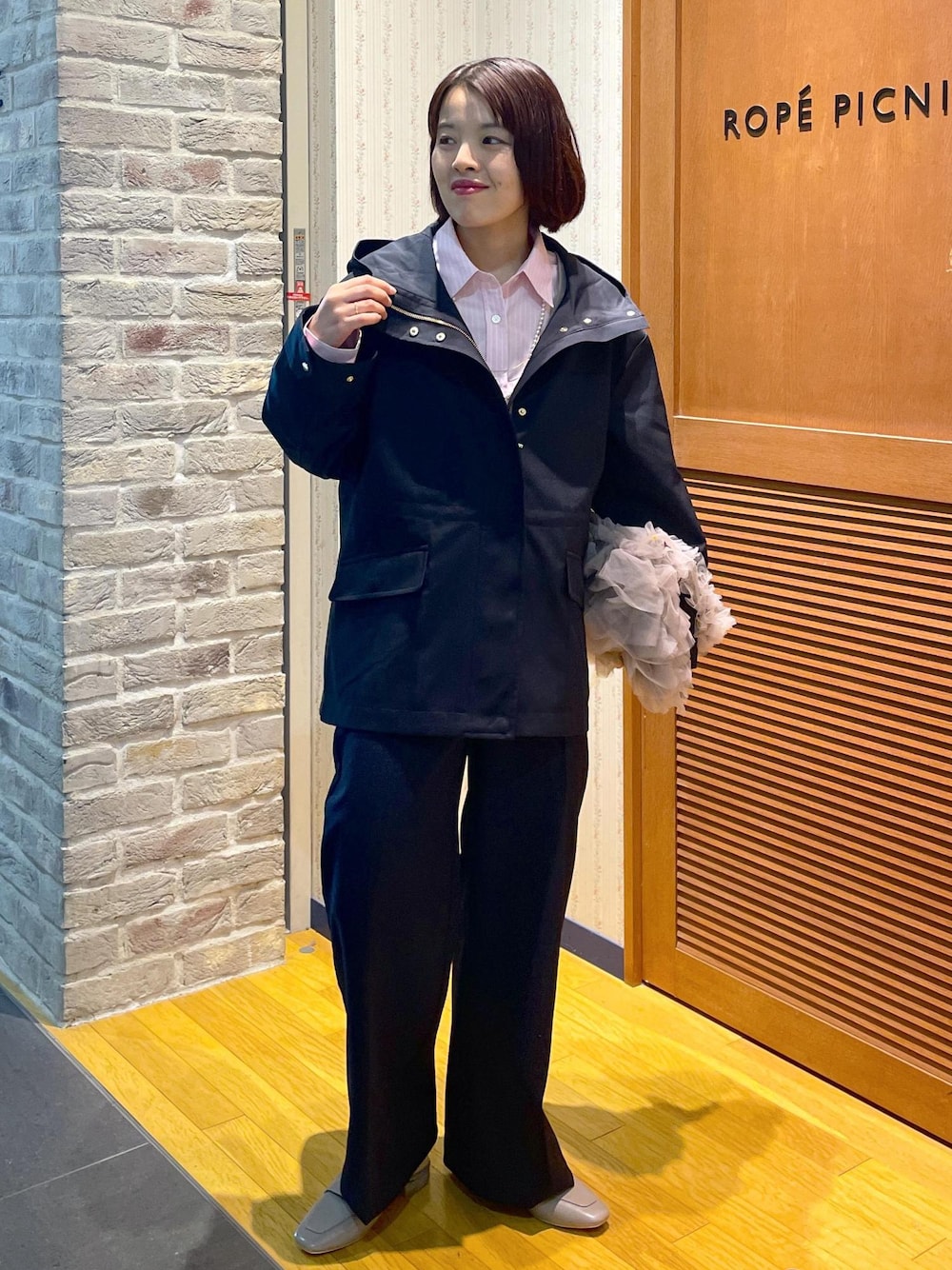 「2BUY10%OFF対象商品、初春コーデ、春コーデ、お仕事コーデ、お出かけコーデ、女子会コーデ、大人カジュアル、レイヤード、パンツスタイル、体型カバー、カジュアルコーデ、きれいめコーデ、ベーシック、ROPÉ PICNIC、ナチュラル」｜「ROPE' PICNICの花粉ガード・防シワ/レギュラーシャツ（シャツ/ブラウス、ピンク系）」を使った、Yuriさん（レディース・159cm）の春コーディネートの1枚目の写真