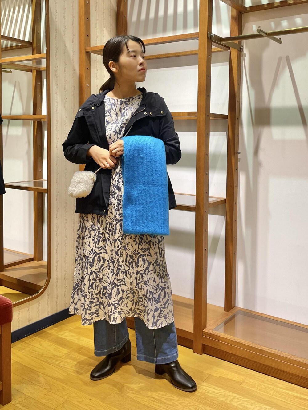 「大人カジュアル、秋コーデ、アクティブ、お出かけコーデ、休日スタイル、ワンピース、花柄ワンピース、花柄、デニム、デニムコーデ、レイヤードスタイル、マウンテンパーカー、マンパコーデ、ブーツ、ショルダーバッグ」｜「ROPE' PICNICの花粉ガード/ライナー付きメモリーツイルマウンテンパーカー（マウンテンパーカー、ブルー系）」を使った、Yuriさん（レディース・159cm）の秋コーディネートの1枚目の写真