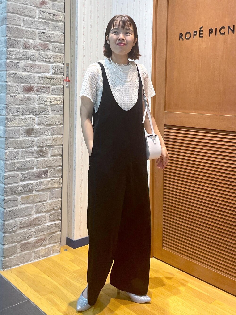 「お呼ばれコーデ、ベロアオールインワン、ベロア、レースブラウス、グリッターカラー、ミュール、ミニバッグ、パールネックレス、レース、オールインワン、夏コーデ、初秋コーデ、デートコーデ、お出かけコーデ、女子会コーデ」｜「ROPE' PICNICのショート丈レースブラウス（シャツ/ブラウス、ホワイト系）」を使った、Yuriさん（レディース・159cm）の夏コーディネートの1枚目の写真