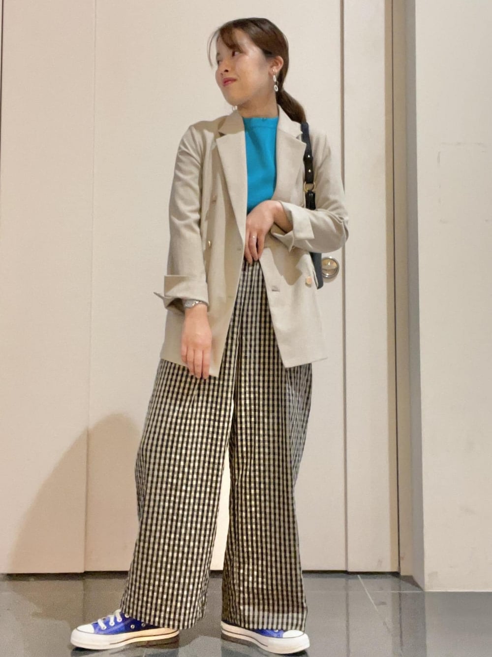 「大人カジュアル、ジャケットコーデ、リラックスカジュアル、お出掛けコーデ、お出掛け、お買い物、お買い物コーデ、カラーニット、ブルー、パンツコーデ、チェックパンツ、トラッド、トラッドスタイル、骨格ナチュラル、イエベスプリング」｜「ROPE' PICNICの2WAY/ラウンドシェイプワンショルダーチェーンバッグ（ショルダーバッグ、ブラック系）」を使った、Yuriさん（レディース・159cm）の春コーディネートの1枚目の写真